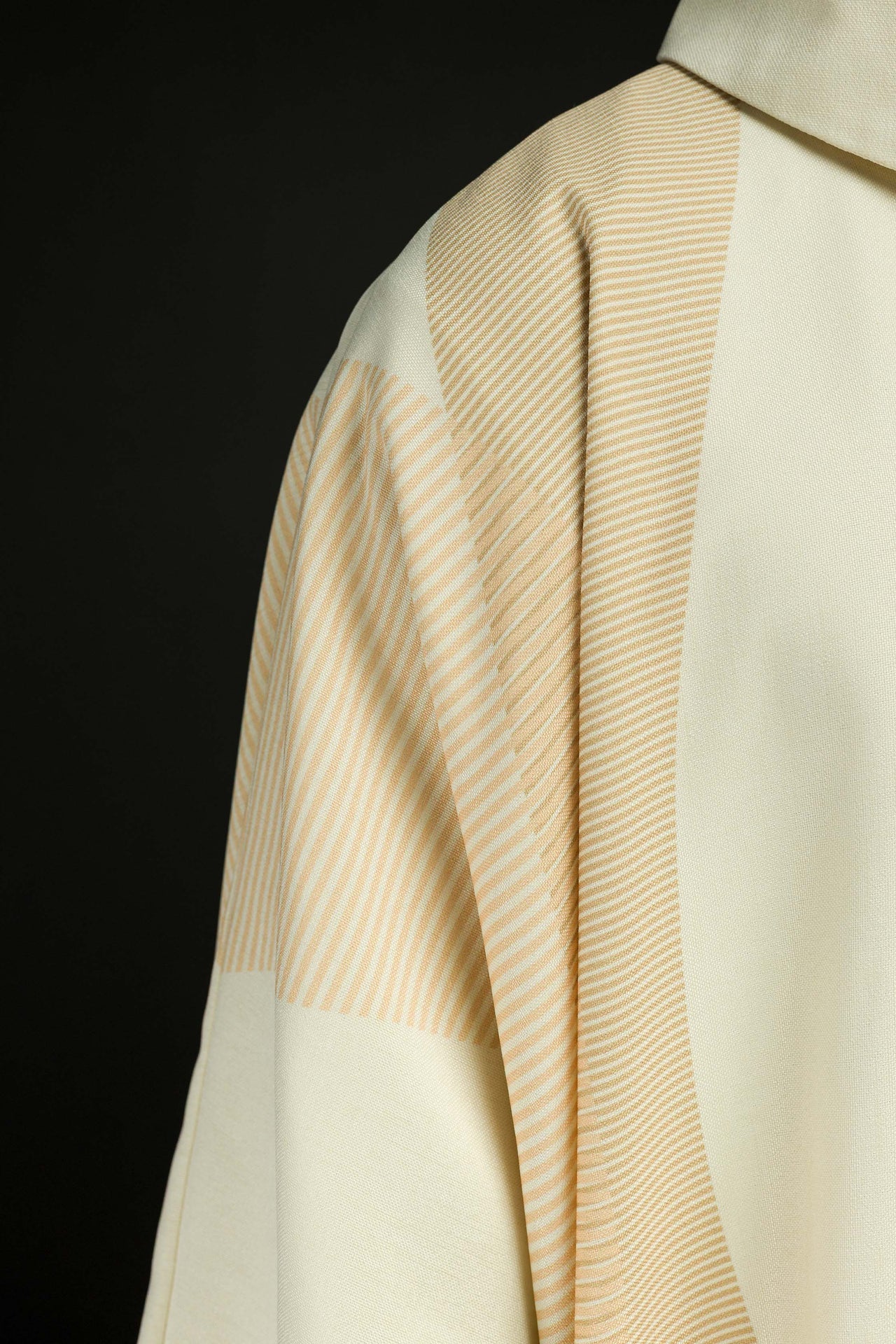 Ornat w kolorze ecru z haftowanym Krzyżem - ORNATY.PL