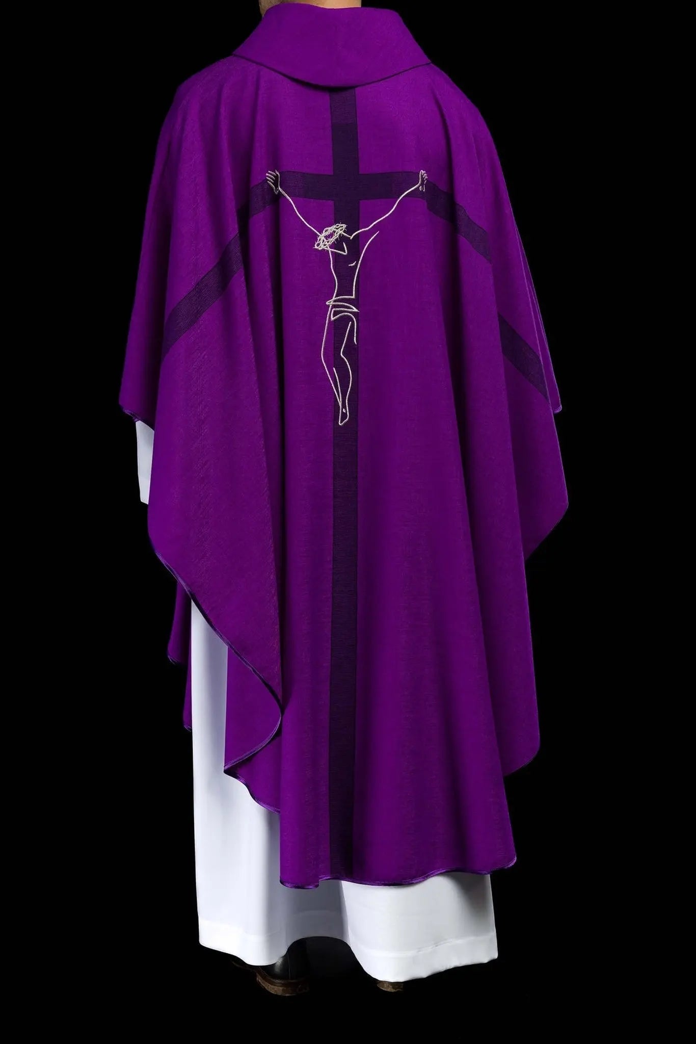 Ornat liturgiczny z motywem Jezusa na Krzyżu w kolorze fioletowym