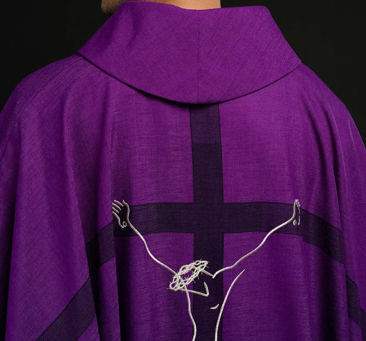Ornat liturgiczny z motywem Jezusa na Krzyżu w kolorze fioletowym