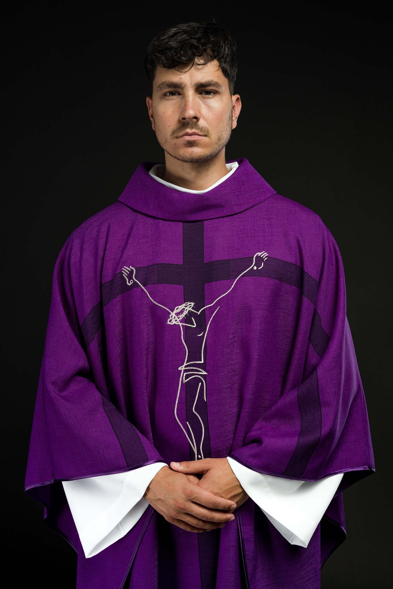 Ornat z motywem Jezusa na Krzyżu w kolorze fioletowym - ORNATY.PL