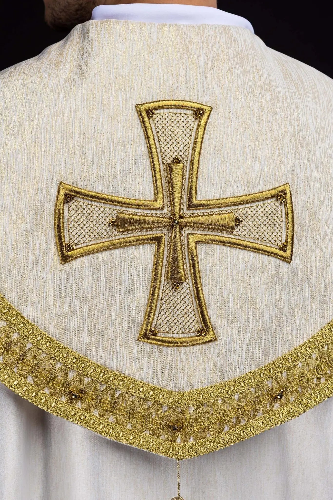 Ręcznie wykonana ecru kapa ze złotymi wykończeniami i krzyżem
