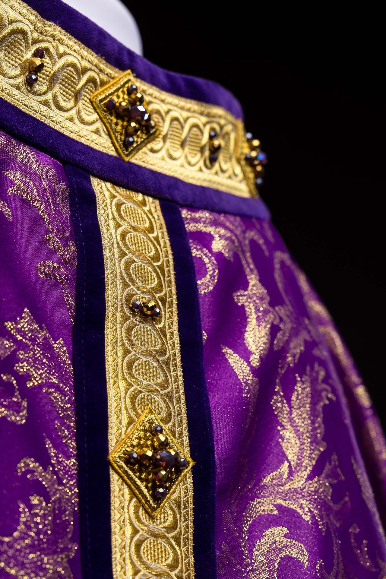 Ręcznie wykonany ornat z naturalnymi kamieniami Handmade 7003