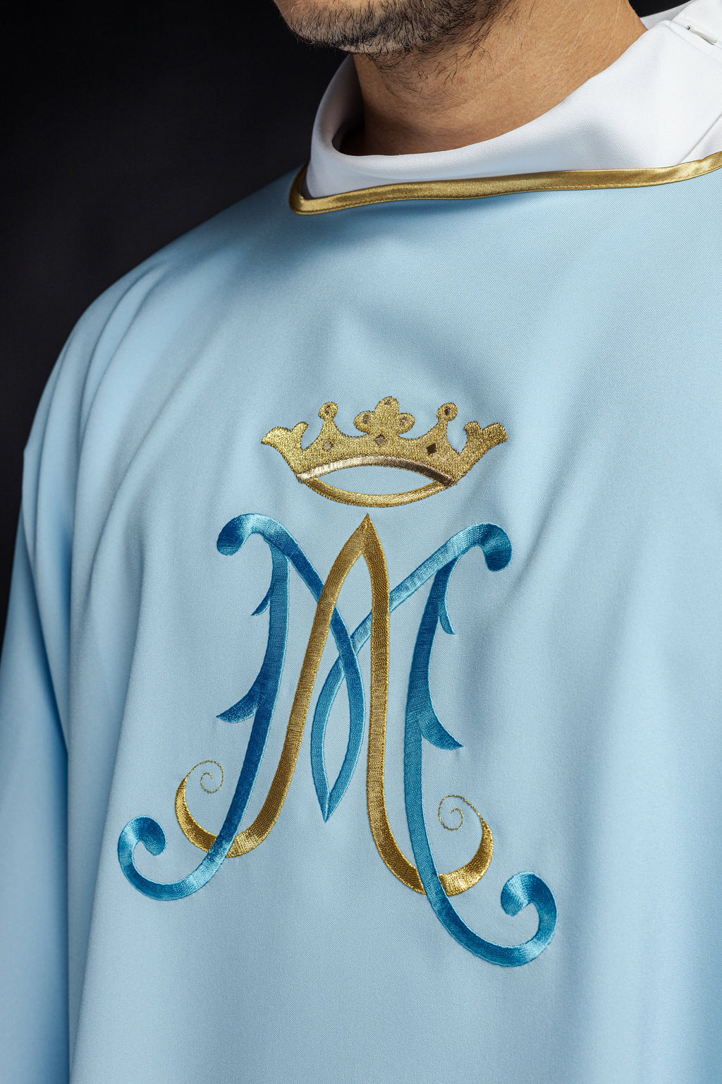 Dalmatyka z haftem maryjnym w kolorze niebieskim
