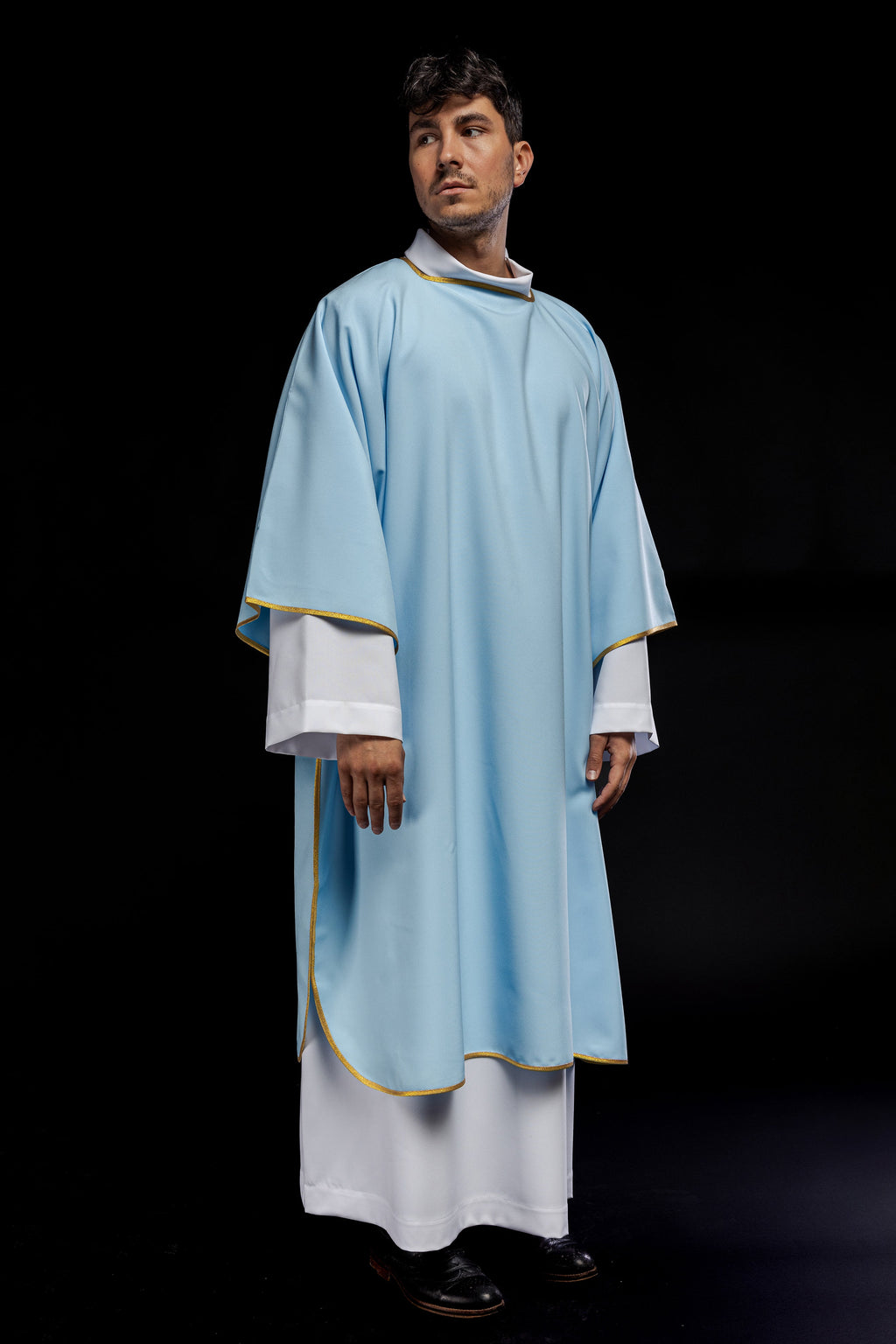 Gładkie dalmatyki ze złotym wykończeniem w kolorze niebieskim