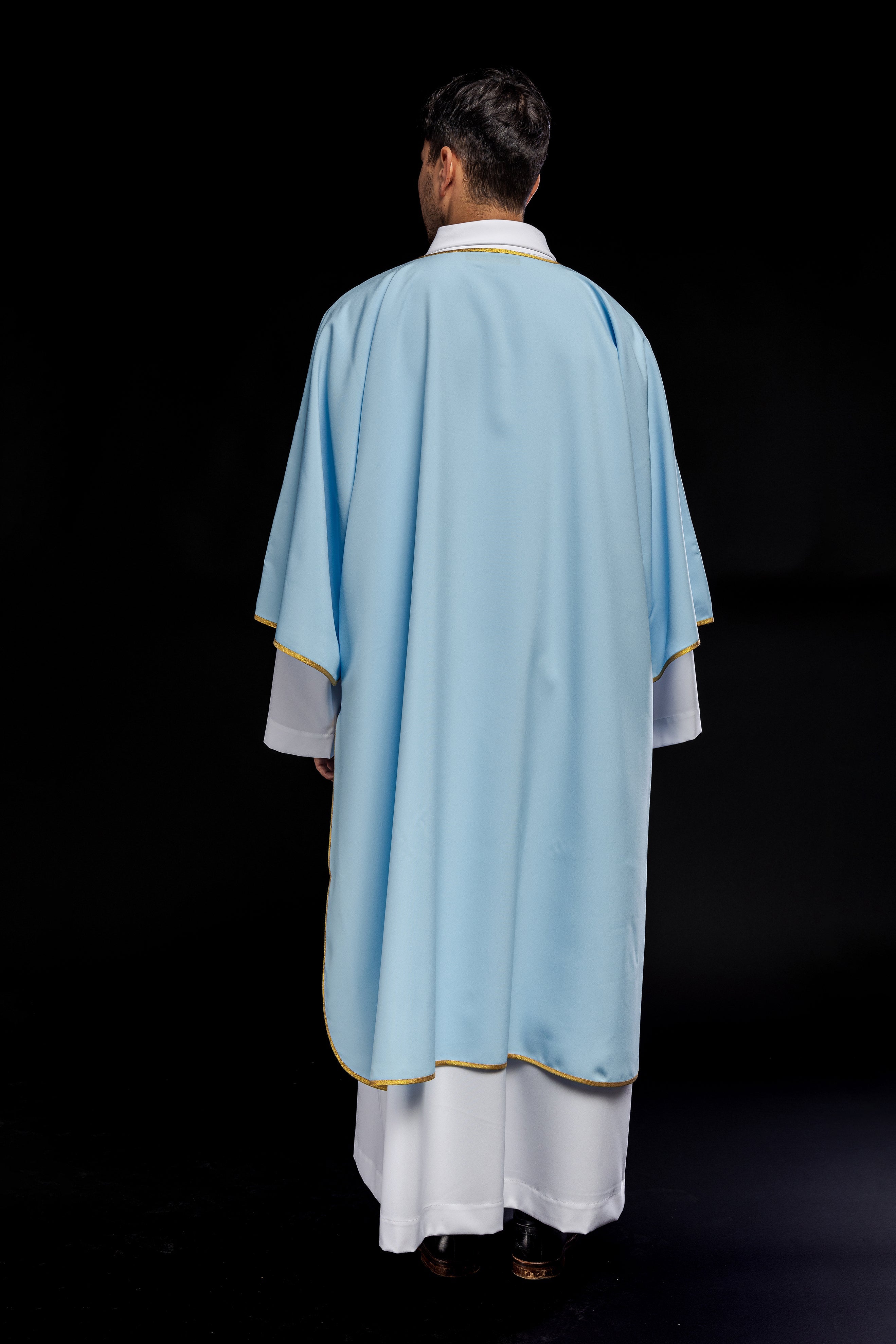 Gładkie dalmatyki ze złotym wykończeniem w kolorze niebieskim