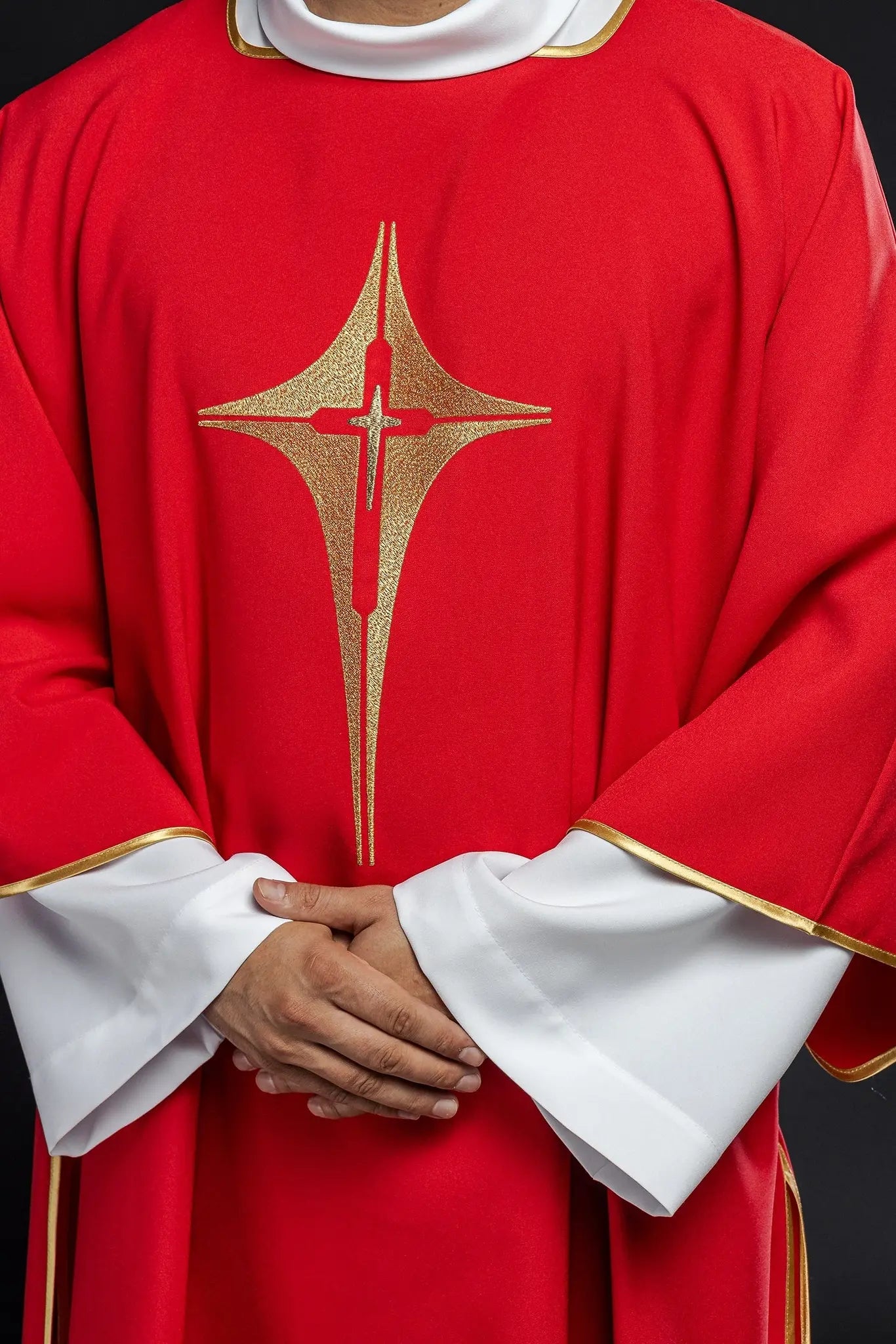 Czerwona Dalmacja z haftowanym złotym krzyżem