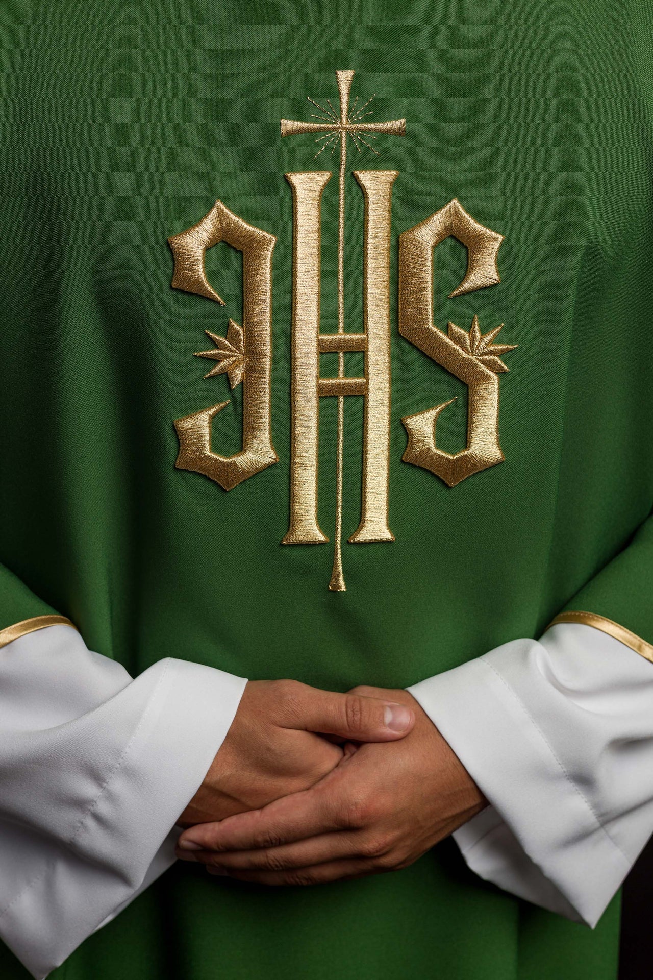 Zielona Dalmatyka z haftowanym złotym IHS - ORNATY.PL
