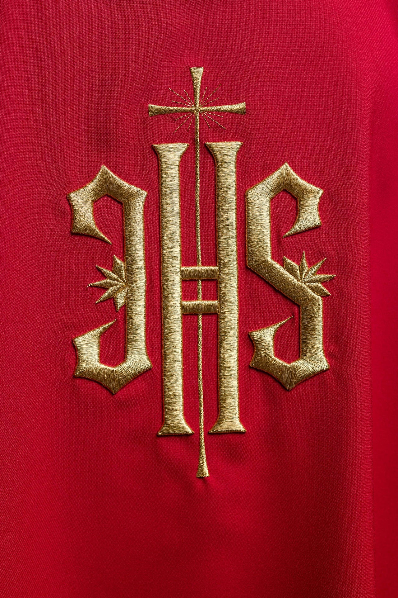 Czerwona Dalmatyka z haftowanym złotym IHS - ORNATY.PL