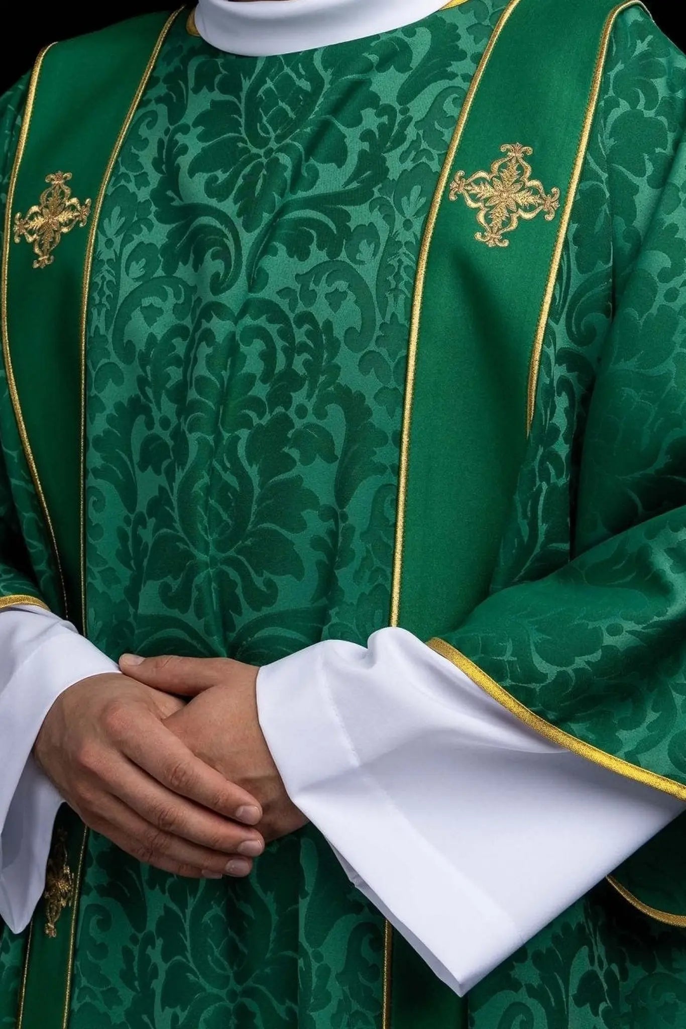 Dalmatyka z zielonego żakardu z haftem złotego krzyża