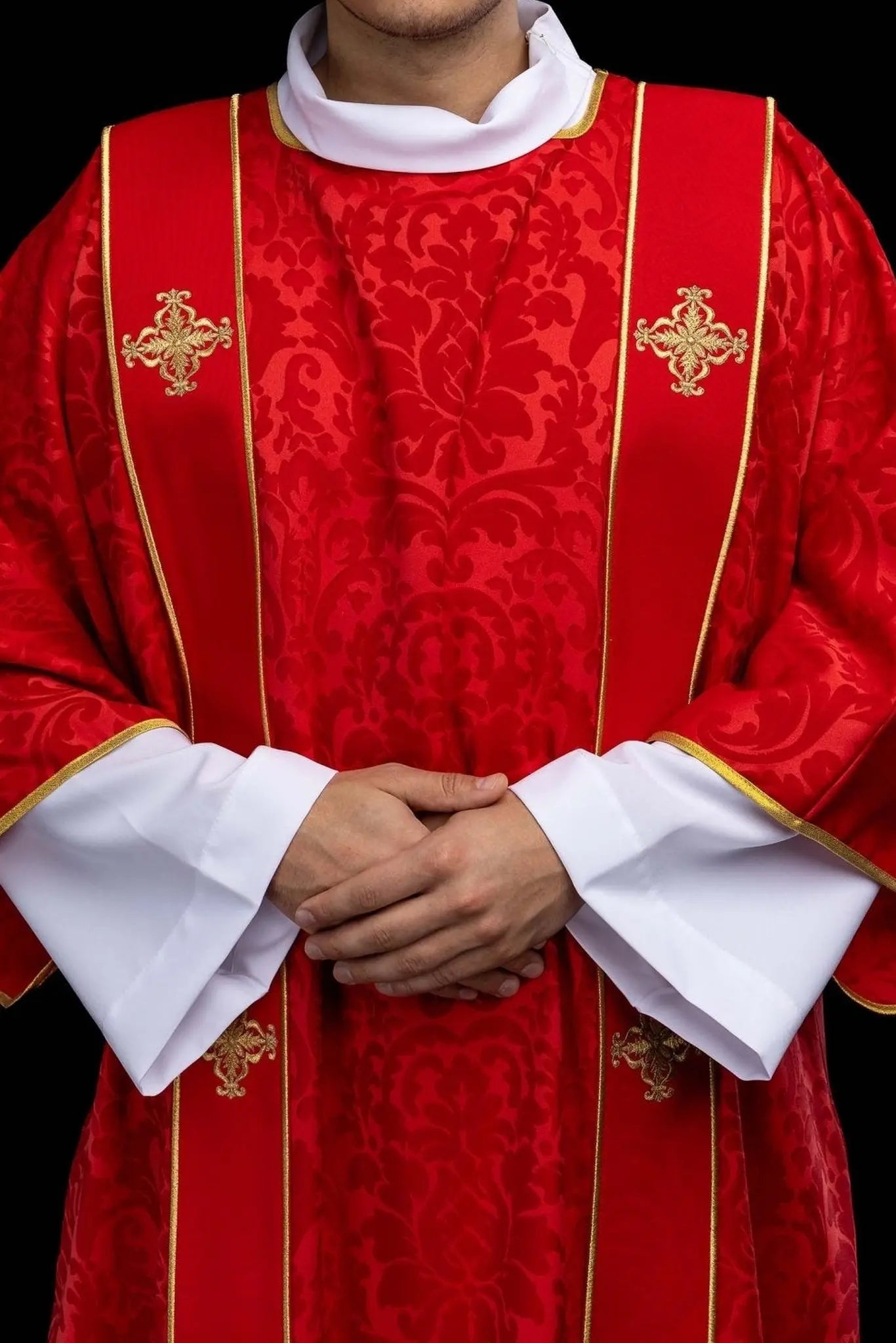 Czerwona Dalmatyka Żakardowa z Haftem Krzyża Złotego