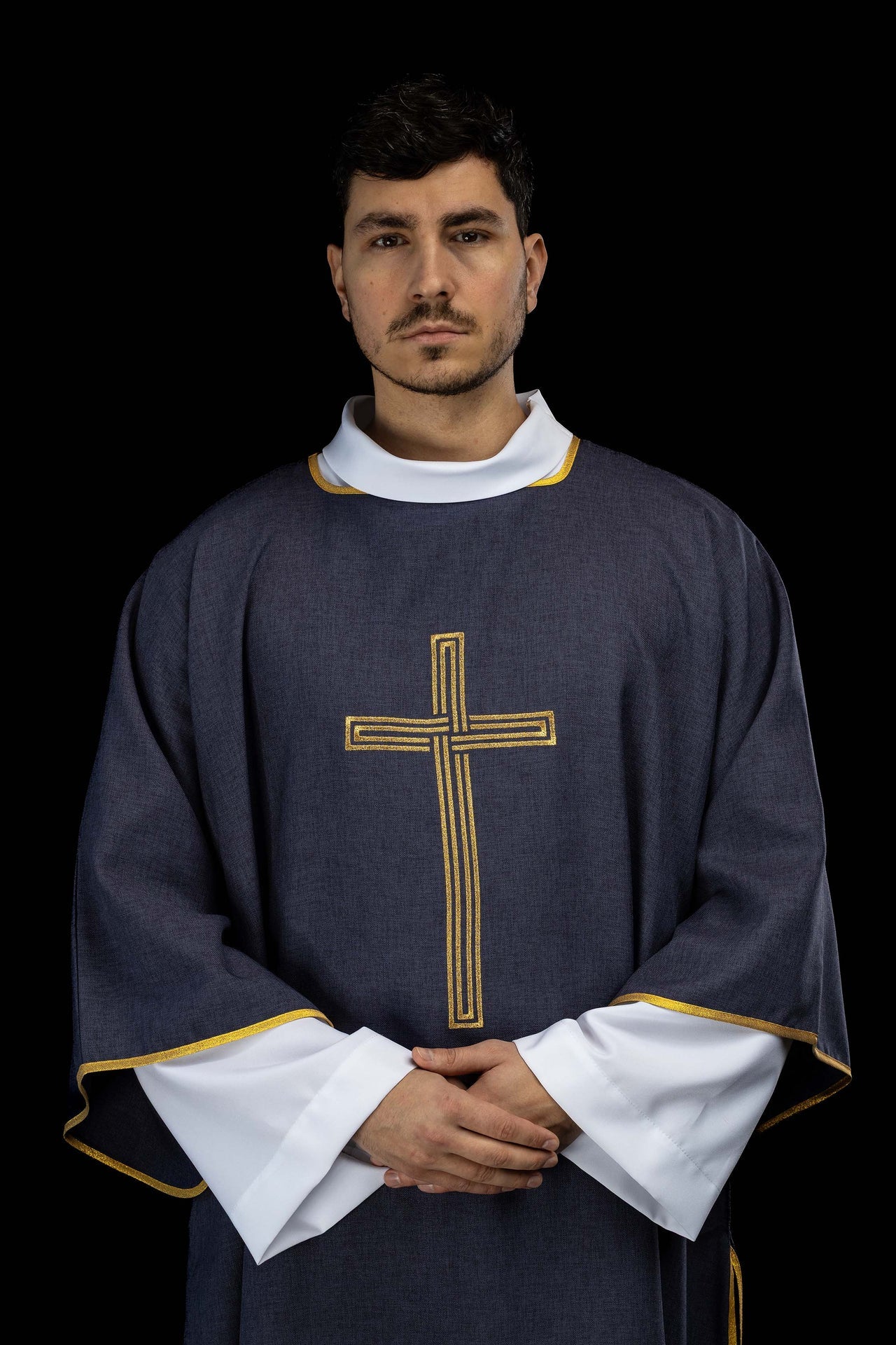 Fioletowa dalmatyka z haftowanym złotym krzyżem - ORNATY.PL