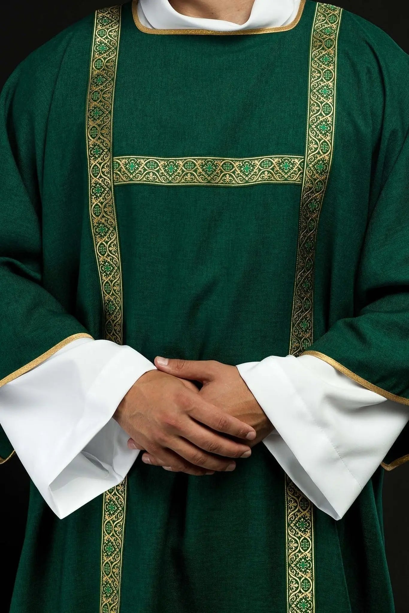 Zielona dalmatyka zdobiona złotymi wstążkami żakardowymi 