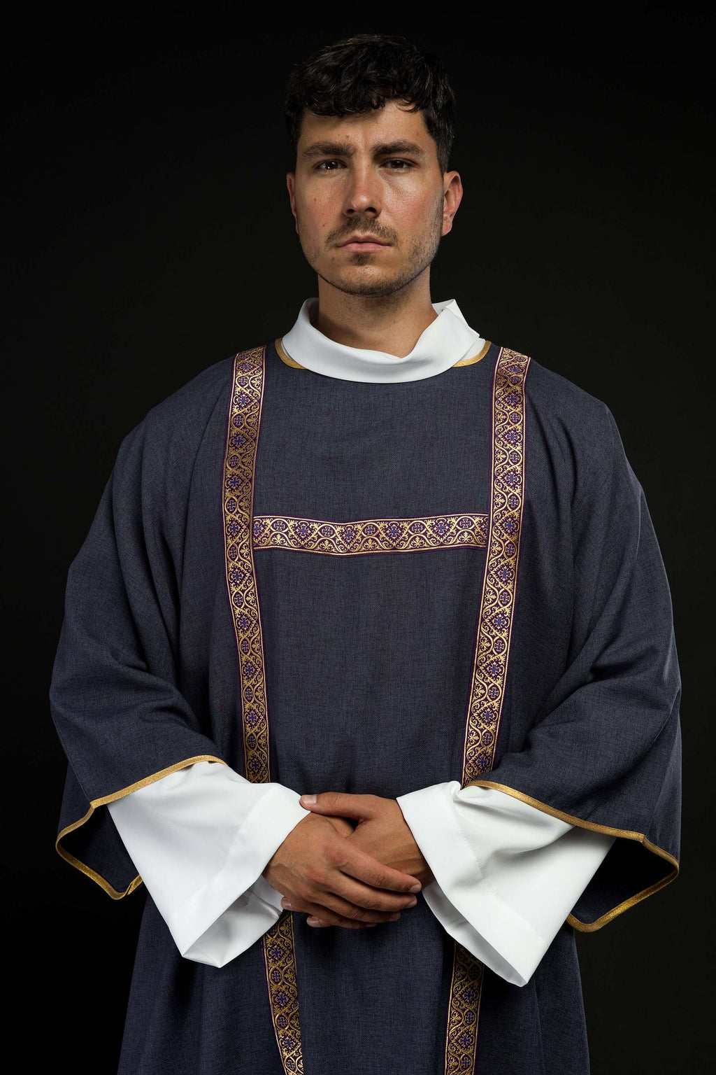 Dalmatyka fioletowa ozdobiona złotymi tasiemkami żakardowymi - ORNATY.PL