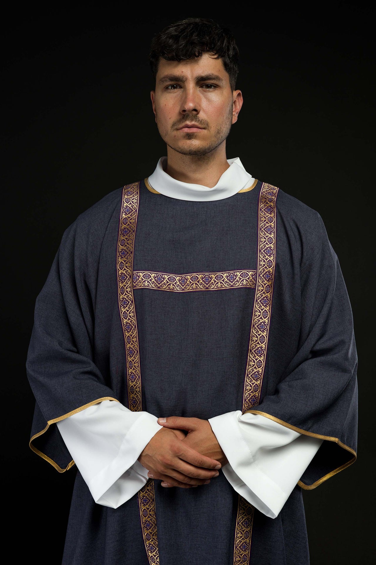 Dalmatyka fioletowa ozdobiona złotymi tasiemkami żakardowymi - ORNATY.PL