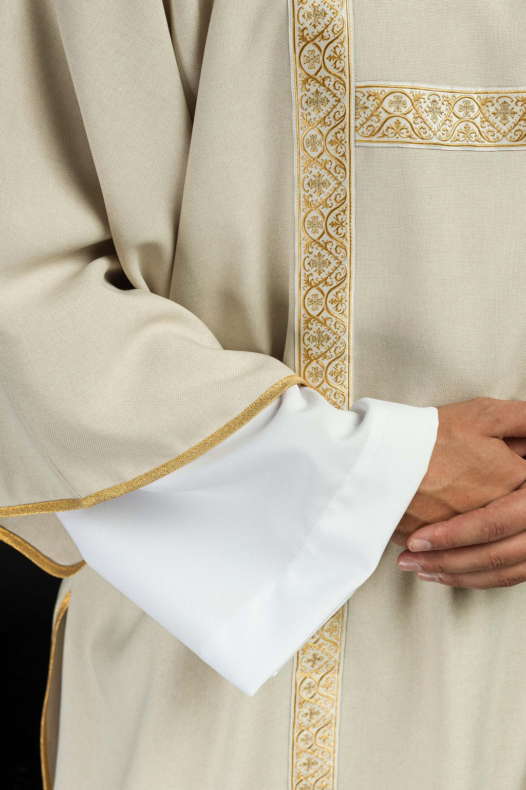 Dalmatyka ecru ozdobiona złotymi tasiemkami żakardowymi - ORNATY.PL