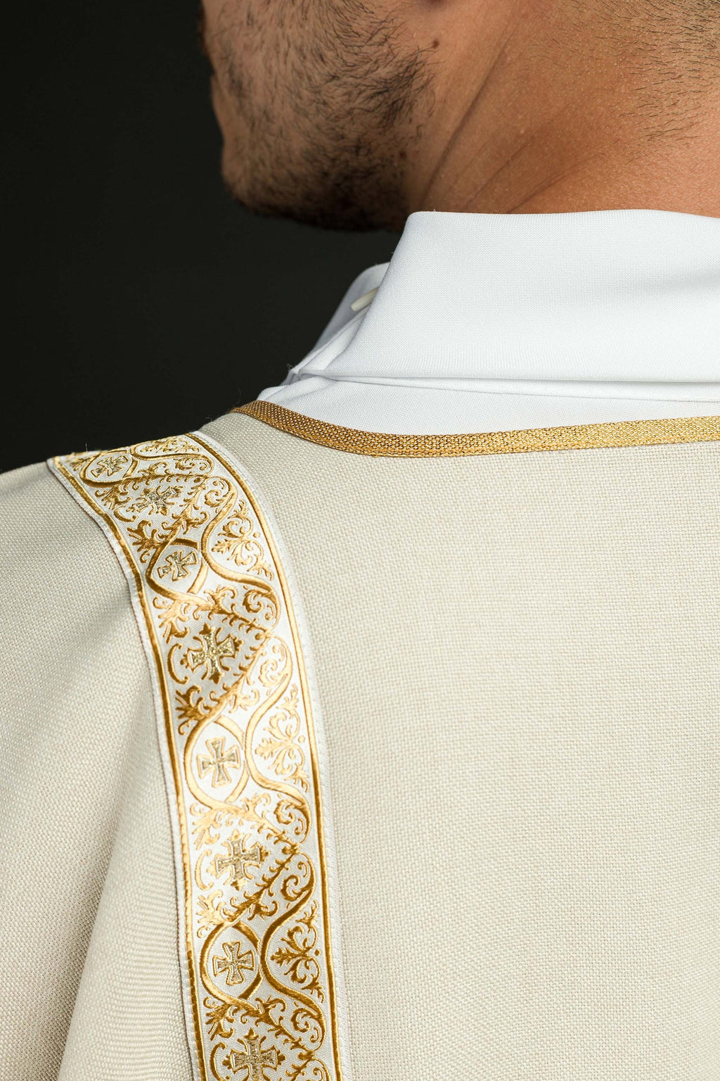 Dalmatyka ecru ozdobiona złotymi tasiemkami żakardowymi - ORNATY.PL