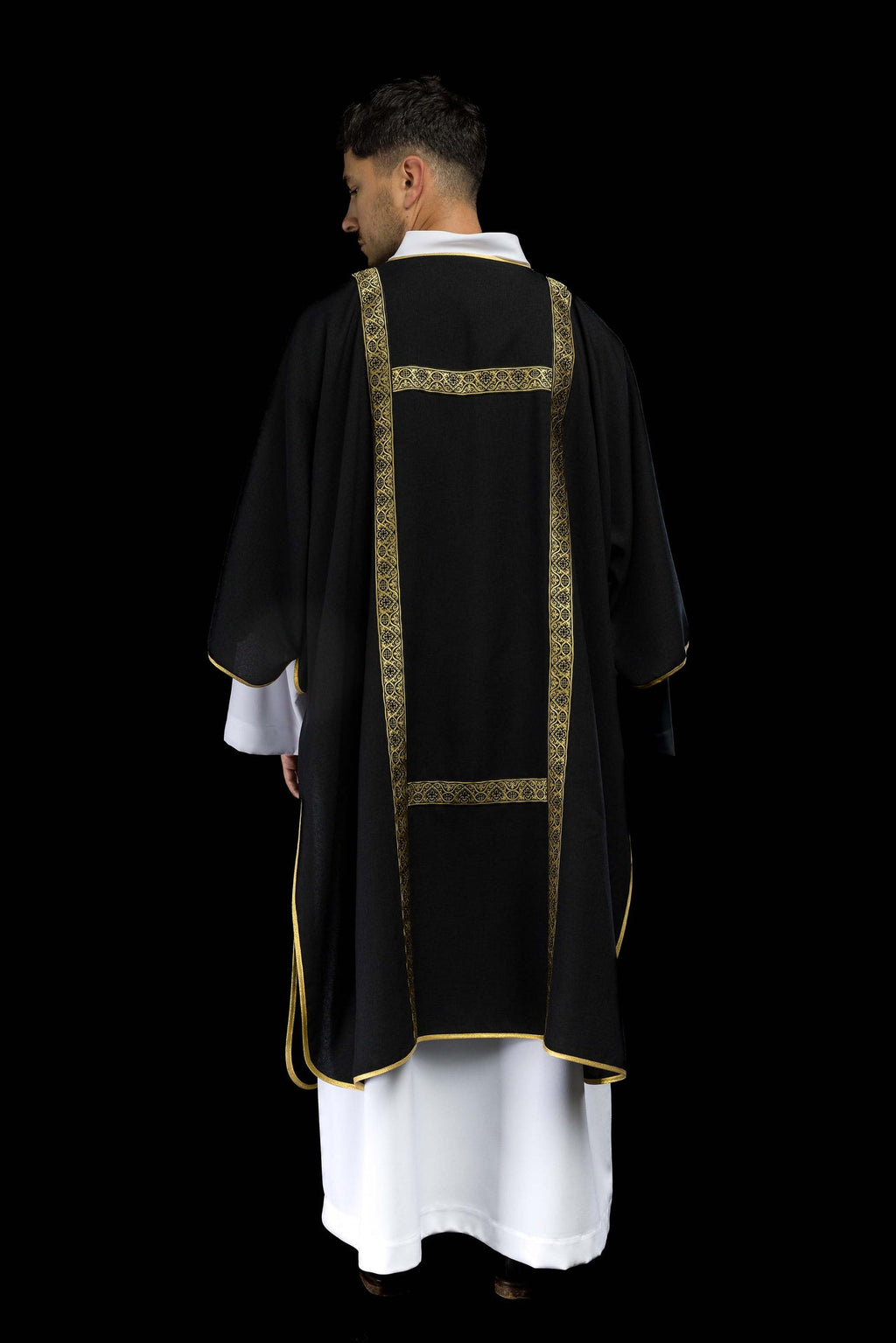 Dalmatyka czarna ozdobiona złotymi tasiemkami żakardowymi - ORNATY.PL