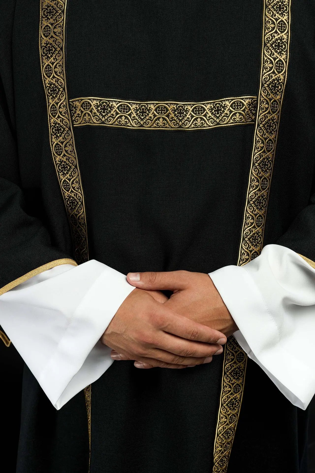 Czarna dalmatyka zdobiona złotymi wstążkami żakardowymi 