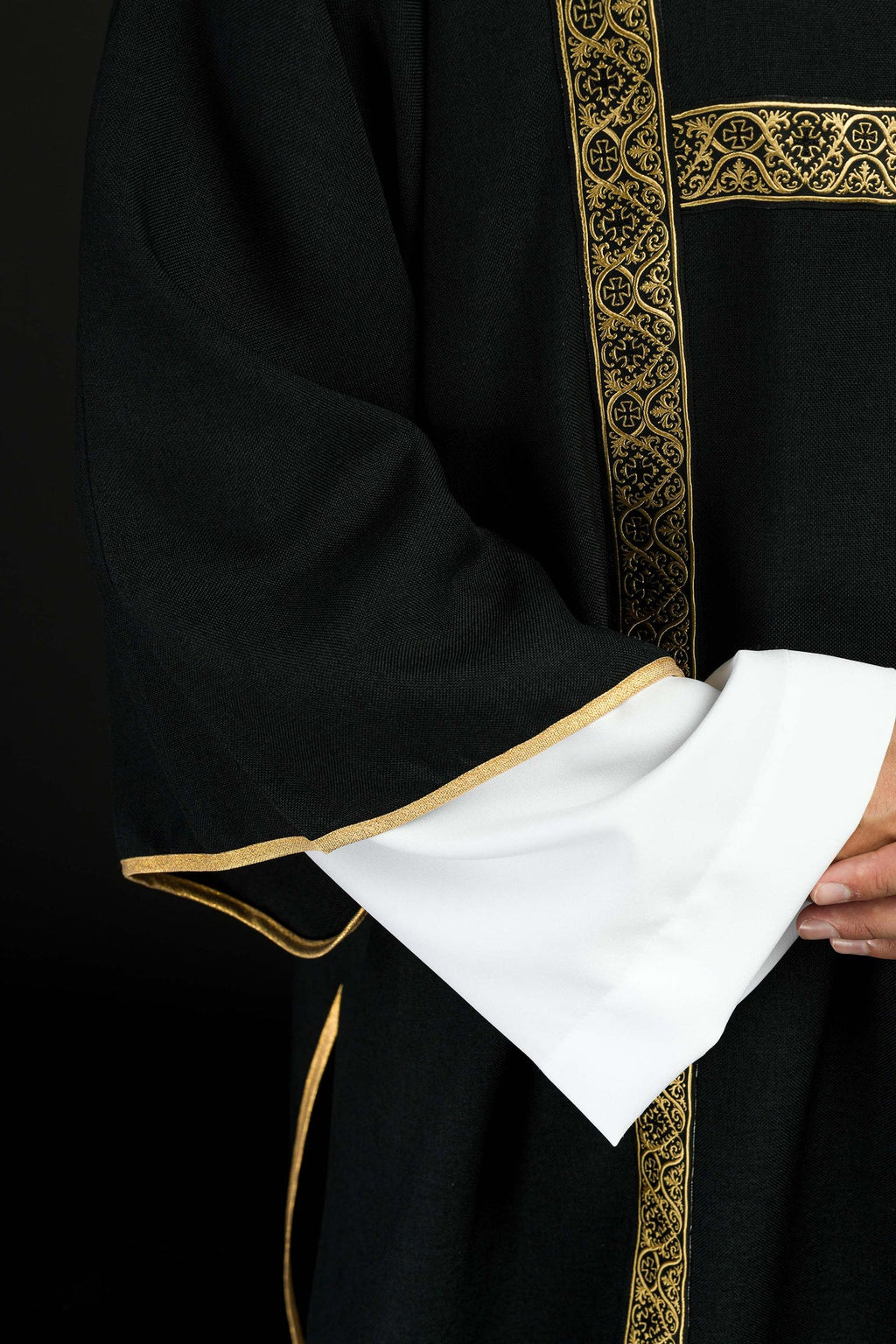 Dalmatyka czarna ozdobiona złotymi tasiemkami żakardowymi - ORNATY.PL