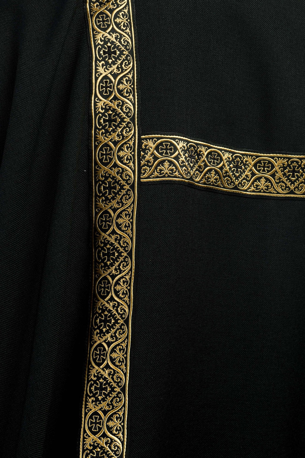 Dalmatyka czarna ozdobiona złotymi tasiemkami żakardowymi - ORNATY.PL