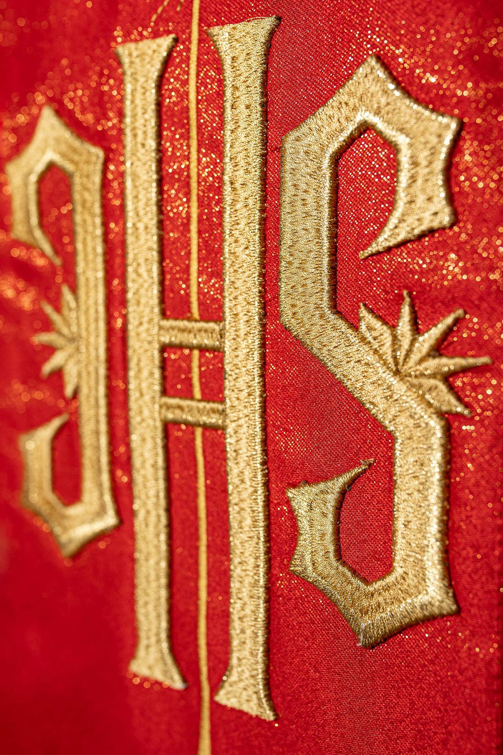 Bogato zdobiony czerwony ornat z złotym motywem i szerokim pasem IHS - ORNATY.PL