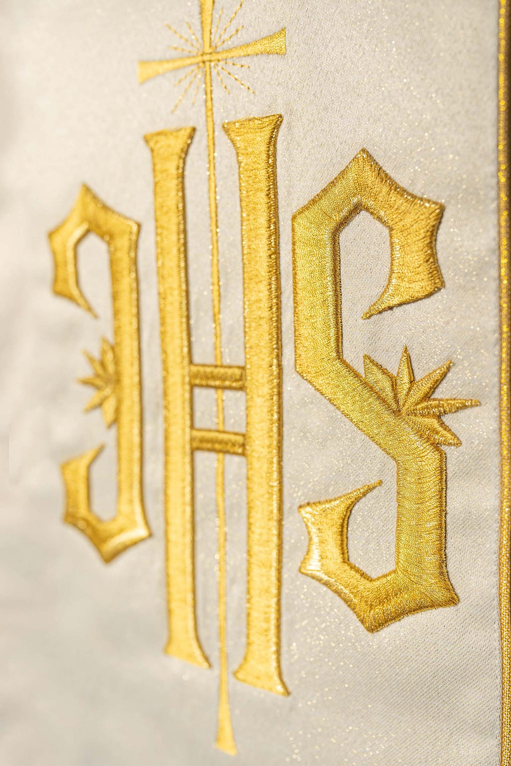 Bogato zdobiony złoty ornat z złotym motywem i szerokim pasem IHS - ORNATY.PL