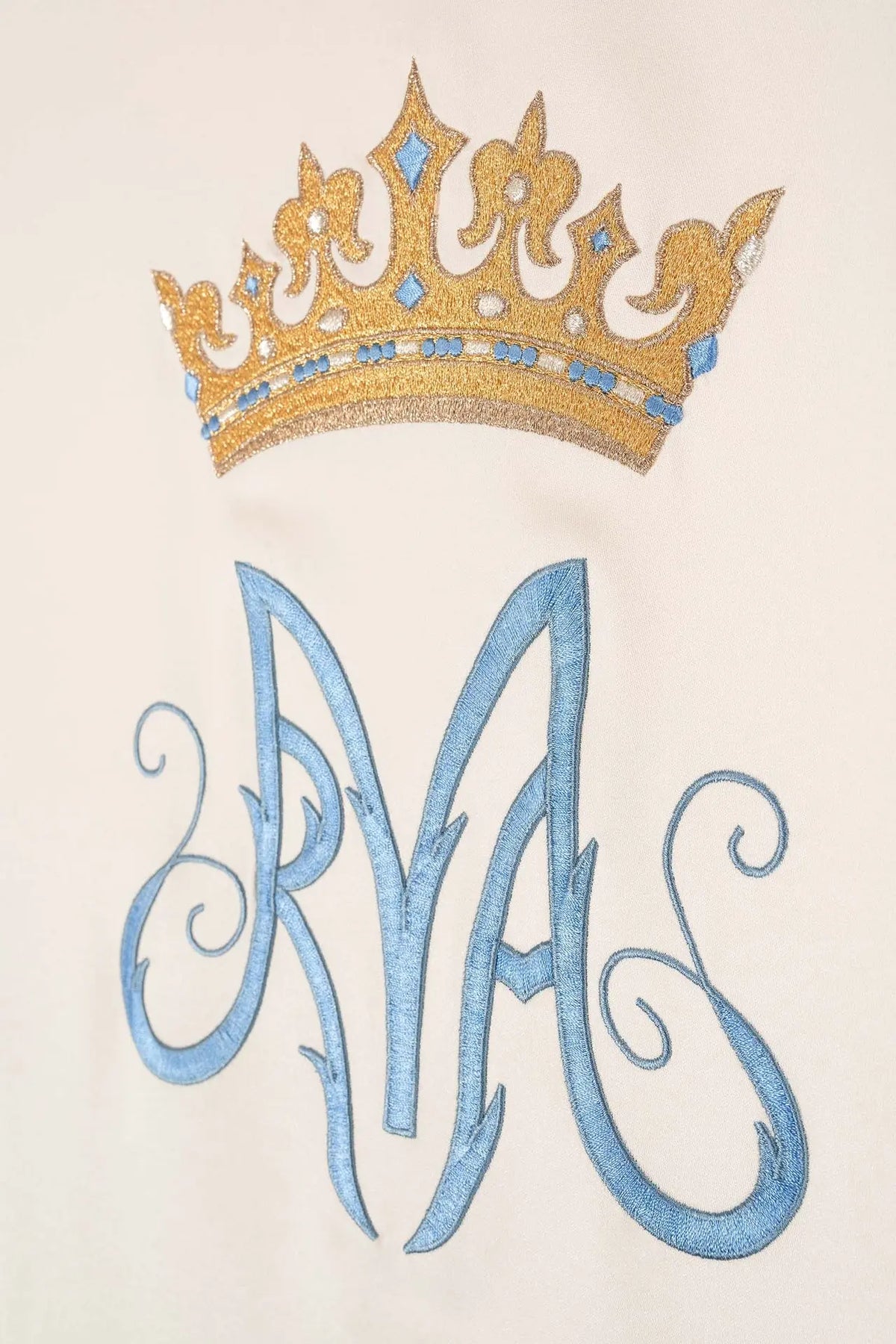 Embroidered ecru chasuble with a Marian motif