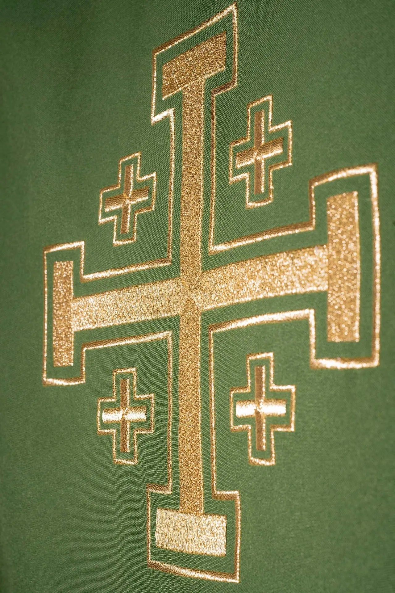 Zielony ornat haftowany motywem krzyża
