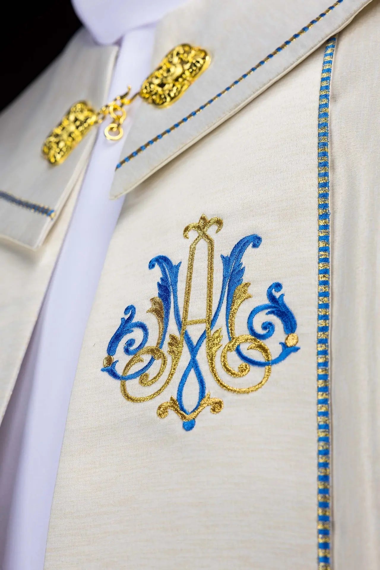 Ecru kapa liturgiczna z haftem maryjnym