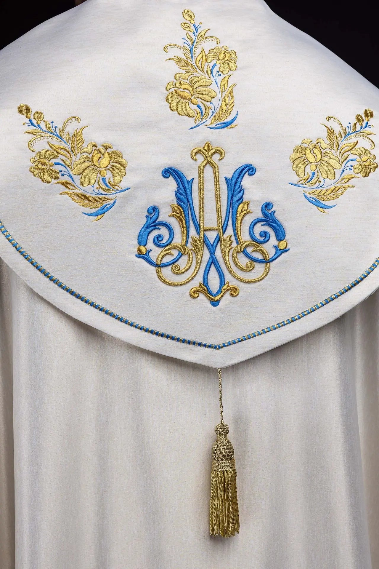 Ecru kapa liturgiczna z haftem maryjnym