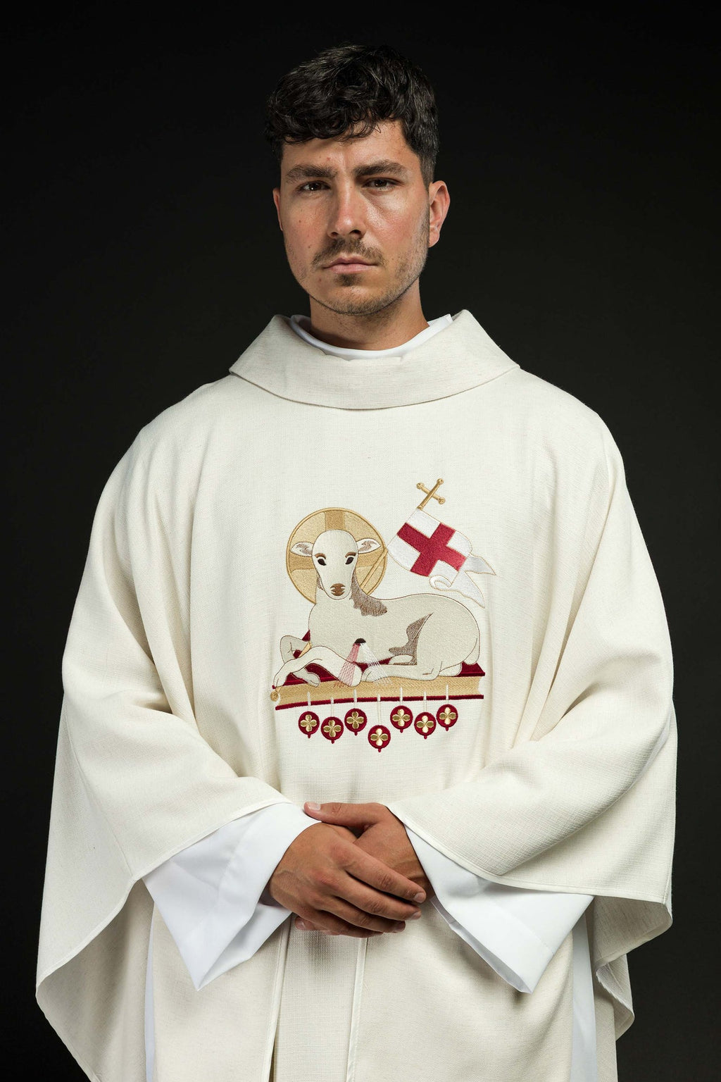 Ornat wielkanocny uszyty z naturalnej tkaniny z haftowanym barankiem - ORNATY.PL