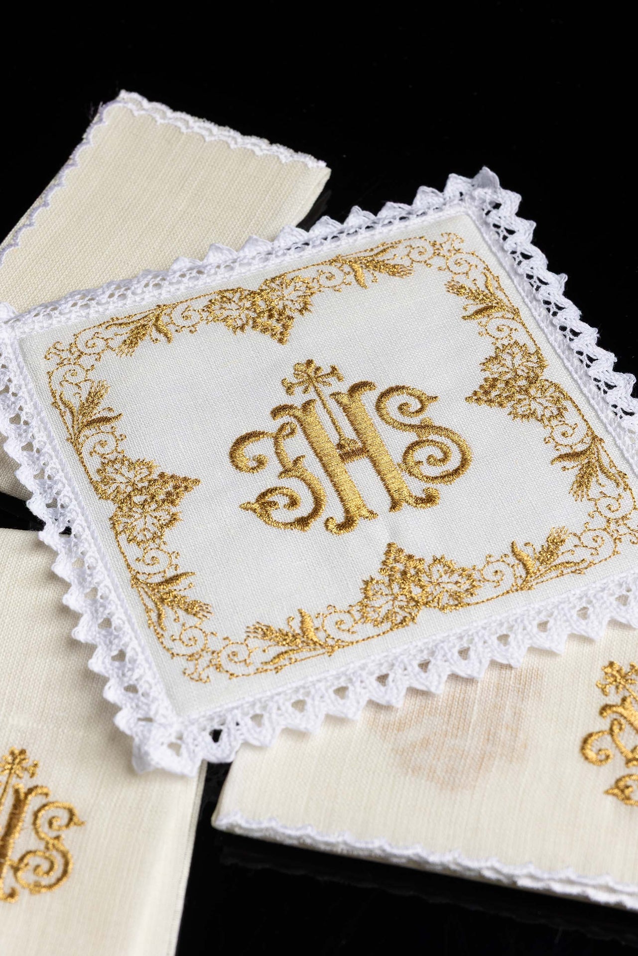 Bogato zdobiona lniana bielizna kielichowa IHS - ORNATY.PL