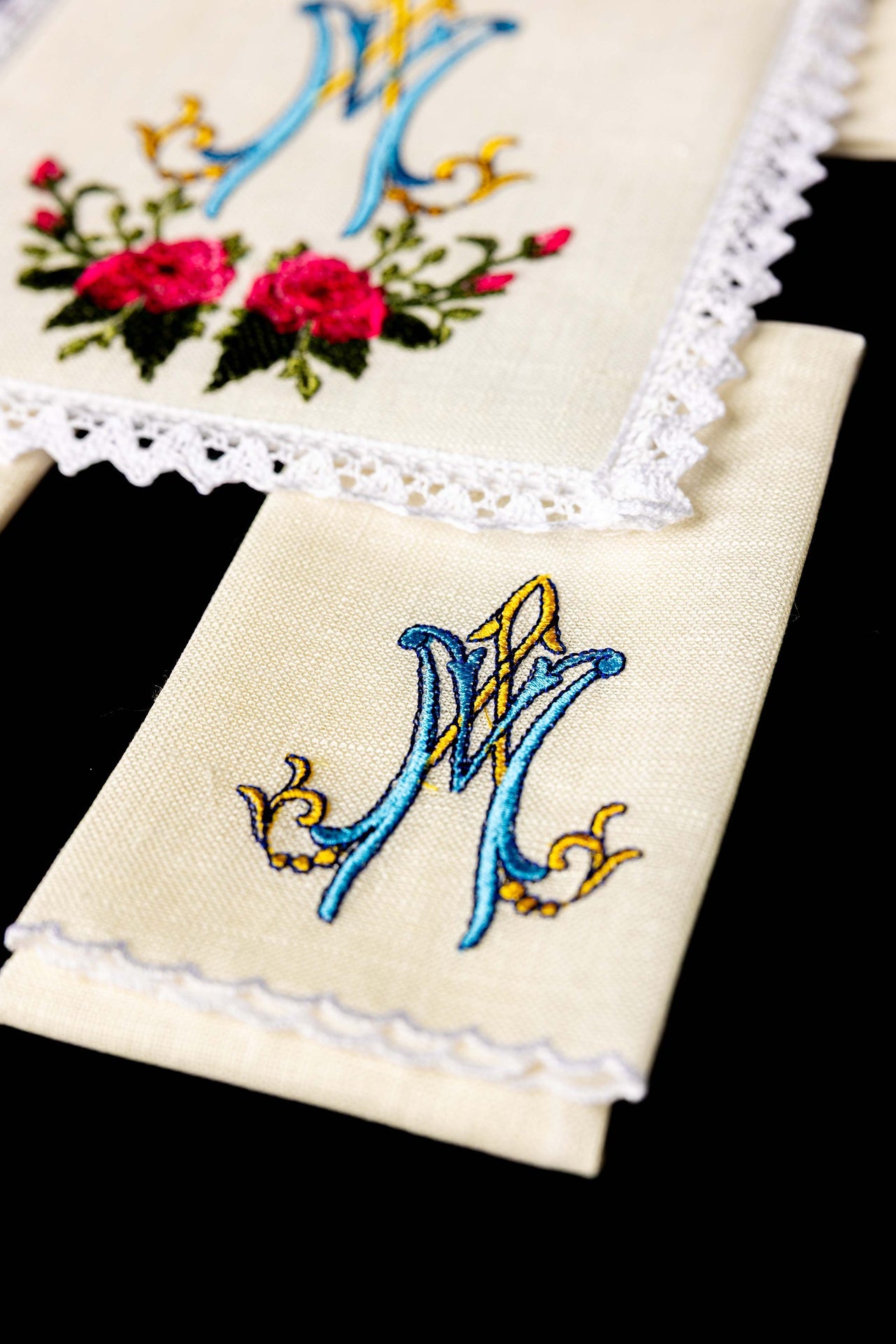 Lniana bielizna kielichowa z kolorowym haftem maryjnym - ORNATY.PL