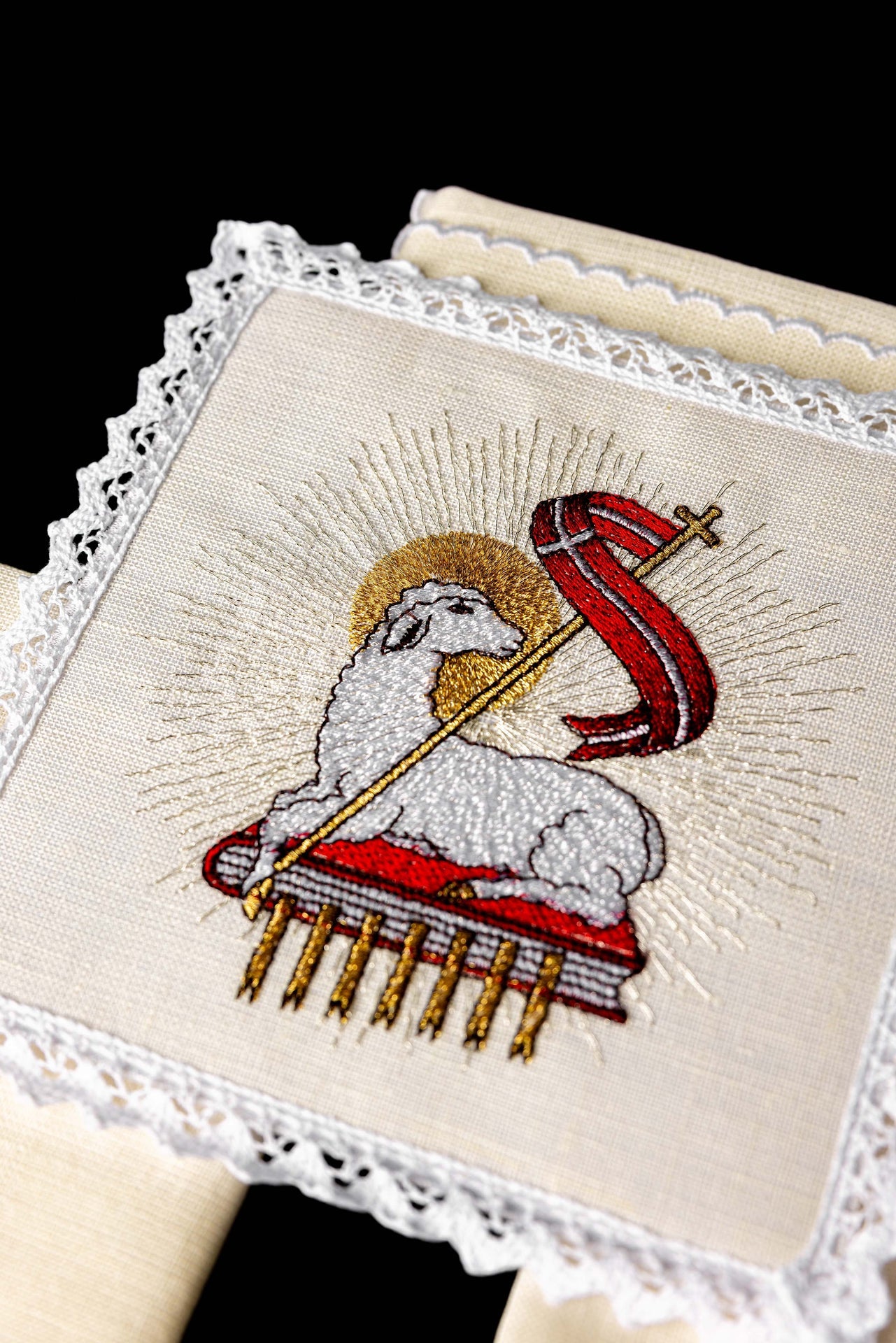 Lniana bielizna kielichowa z haftem baranka - ORNATY.PL