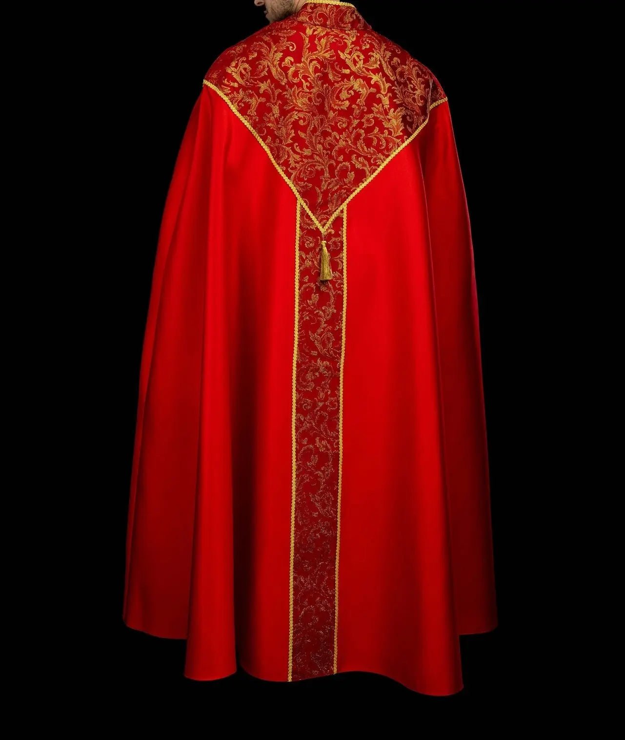 Czerwona kapa liturgiczna ze złotym żakardowym ornamentem