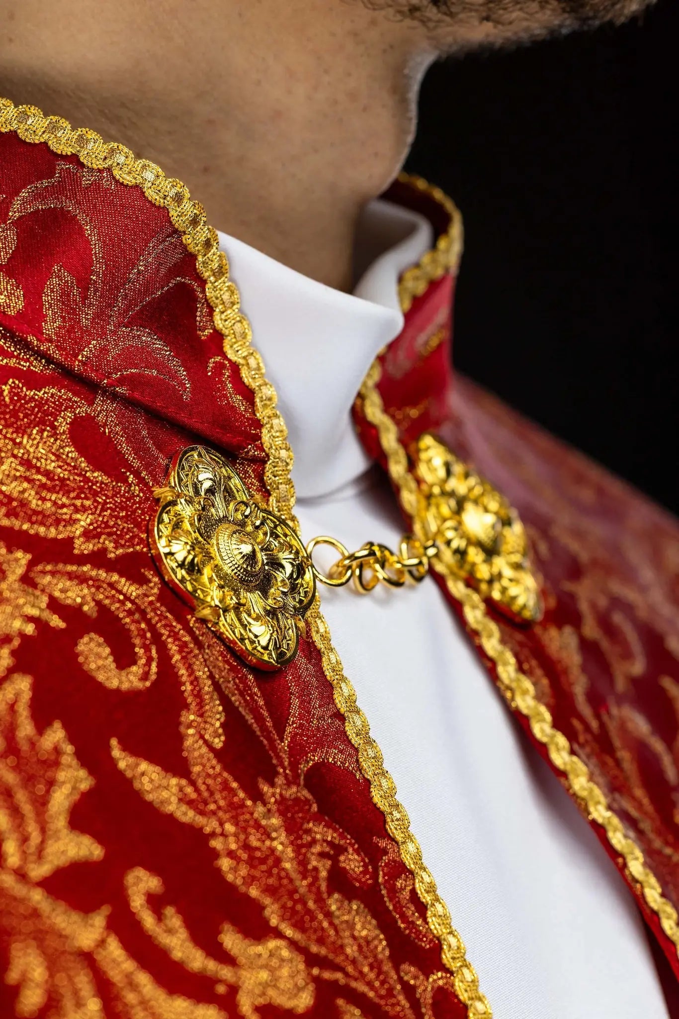 Czerwona kapa liturgiczna ze złotym żakardowym ornamentem