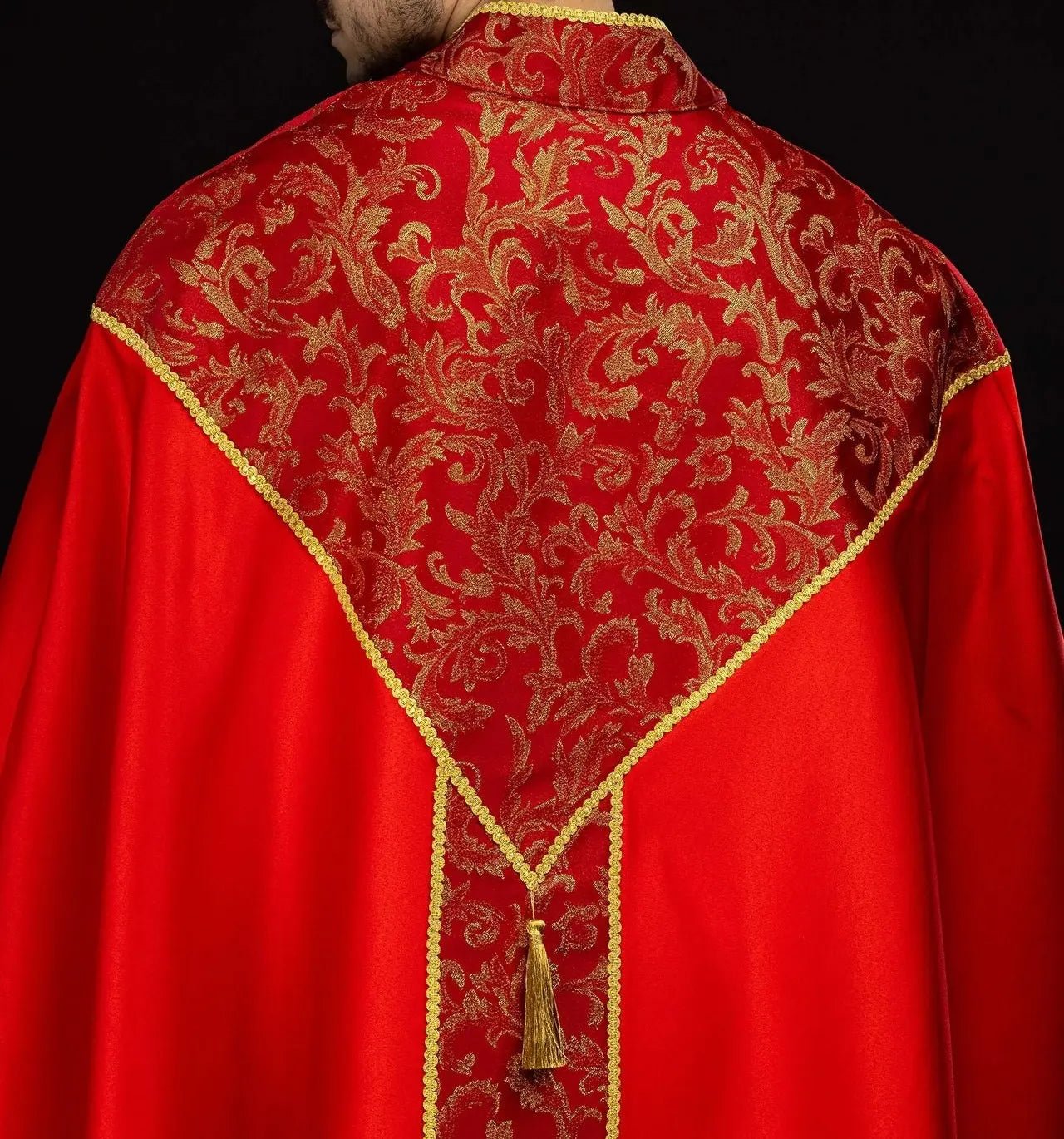 Czerwona kapa liturgiczna ze złotym ornamentem żakardowym