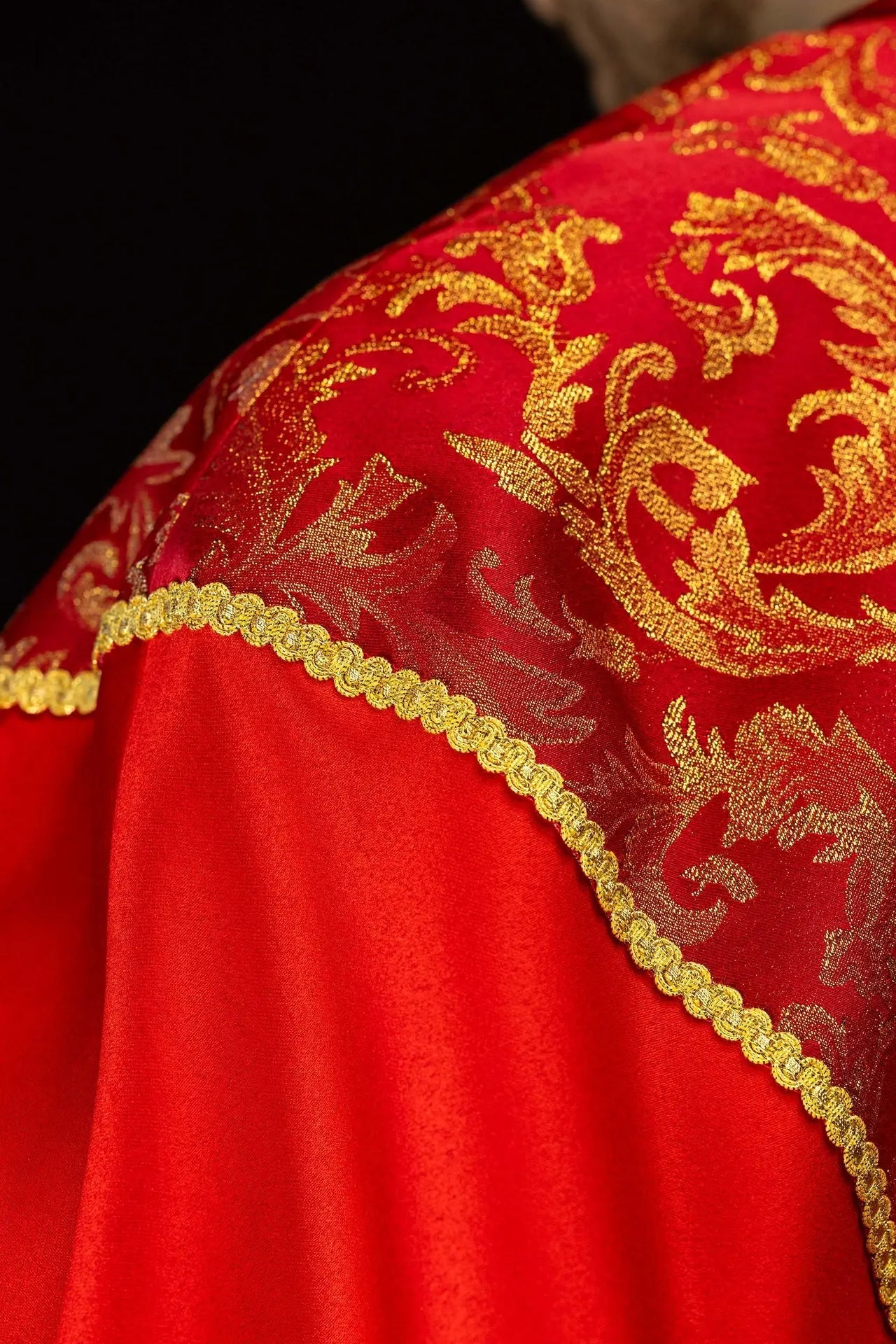 Czerwona kapa liturgiczna ze złotym żakardowym ornamentem