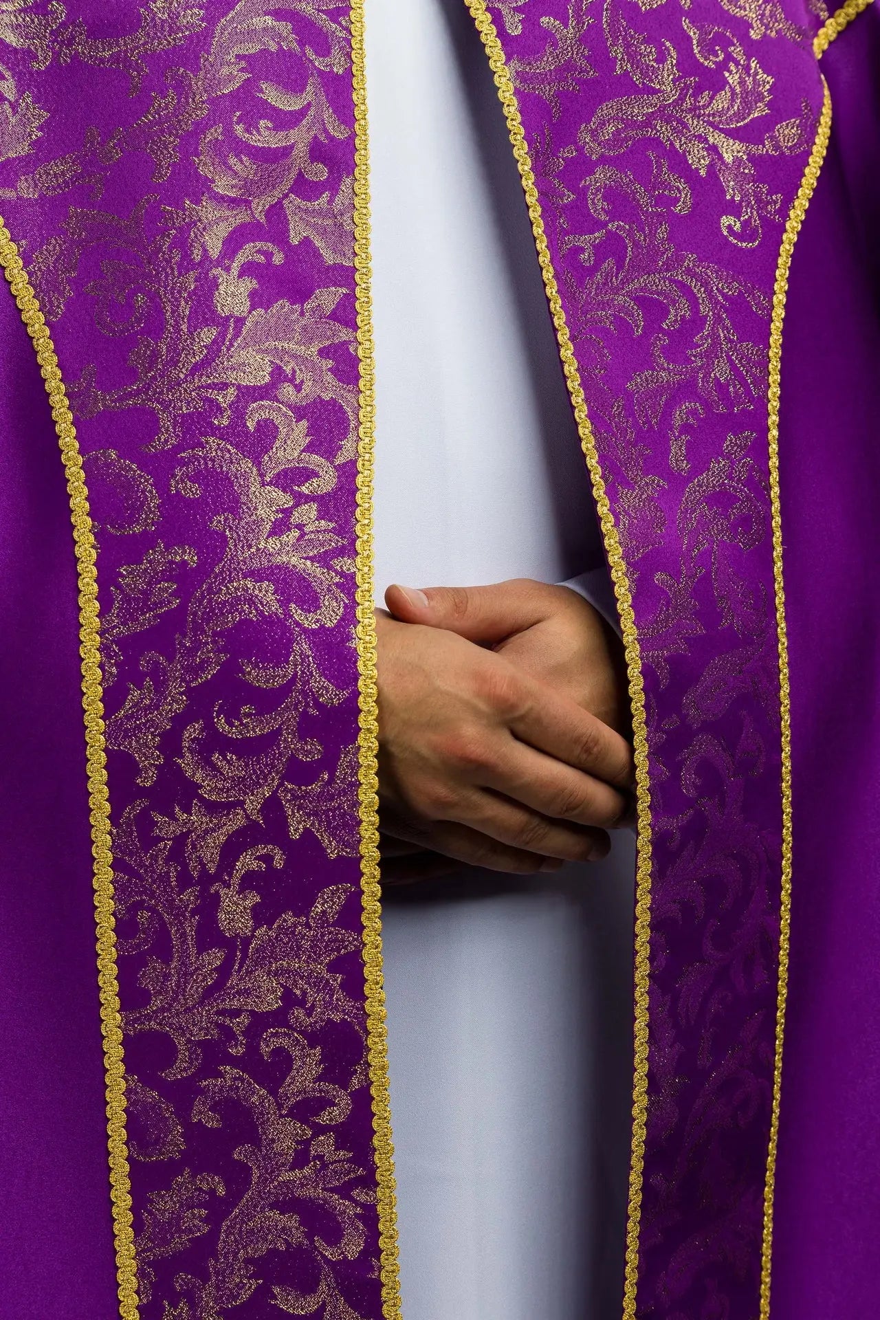 Fioletowa kapa liturgiczna ze złotym ornamentem żakardowym