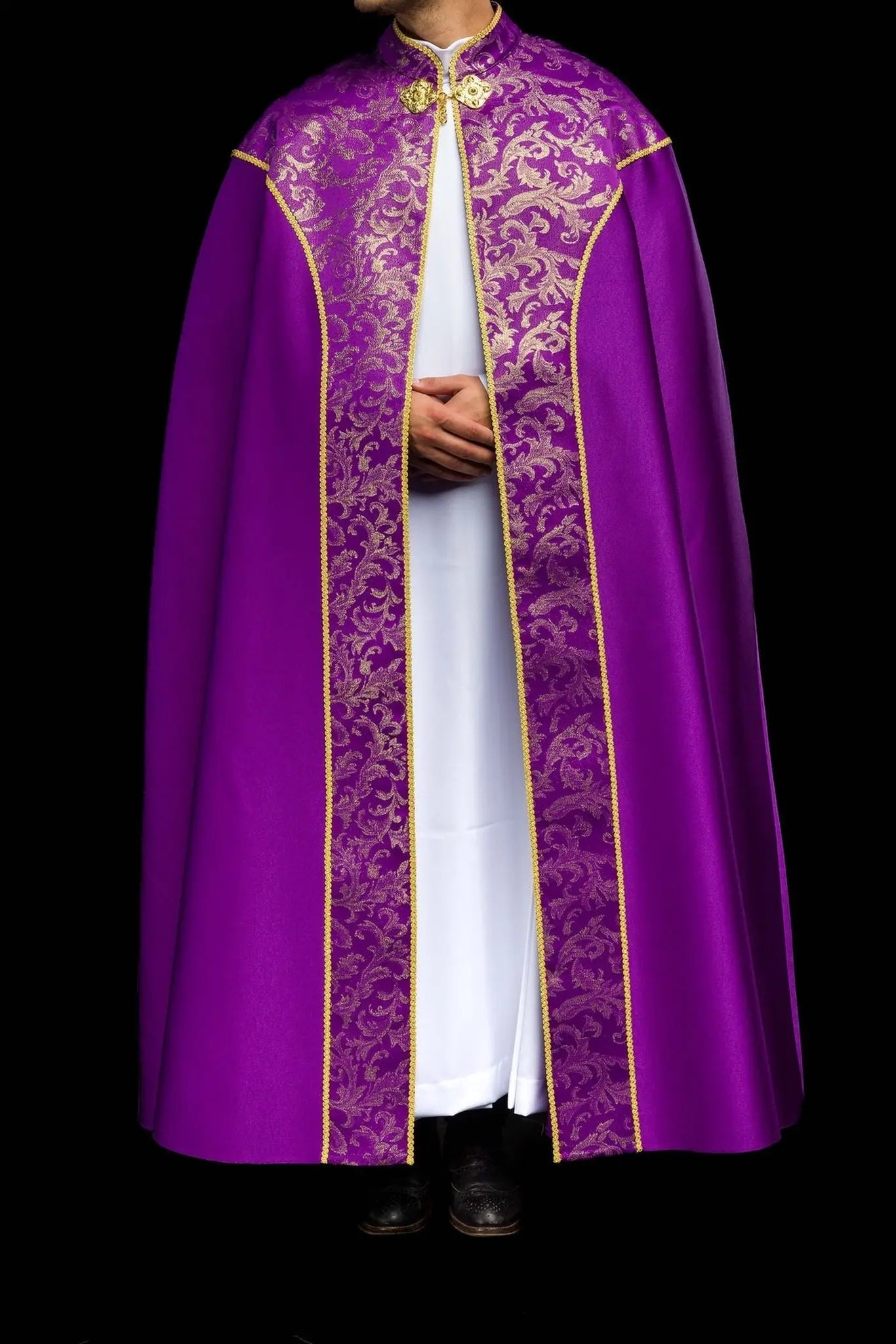 Fioletowa kapa liturgiczna ze złotym ornamentem żakardowym