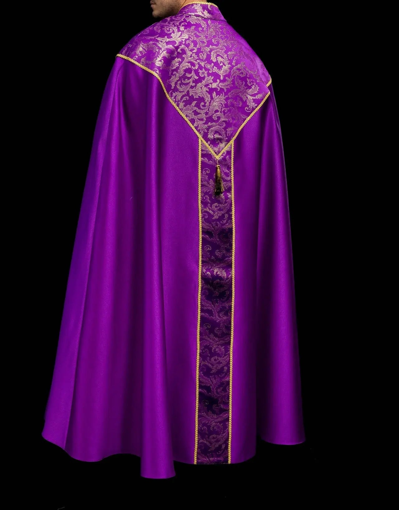 Fioletowa kapa liturgiczna ze złotym ornamentem żakardowym