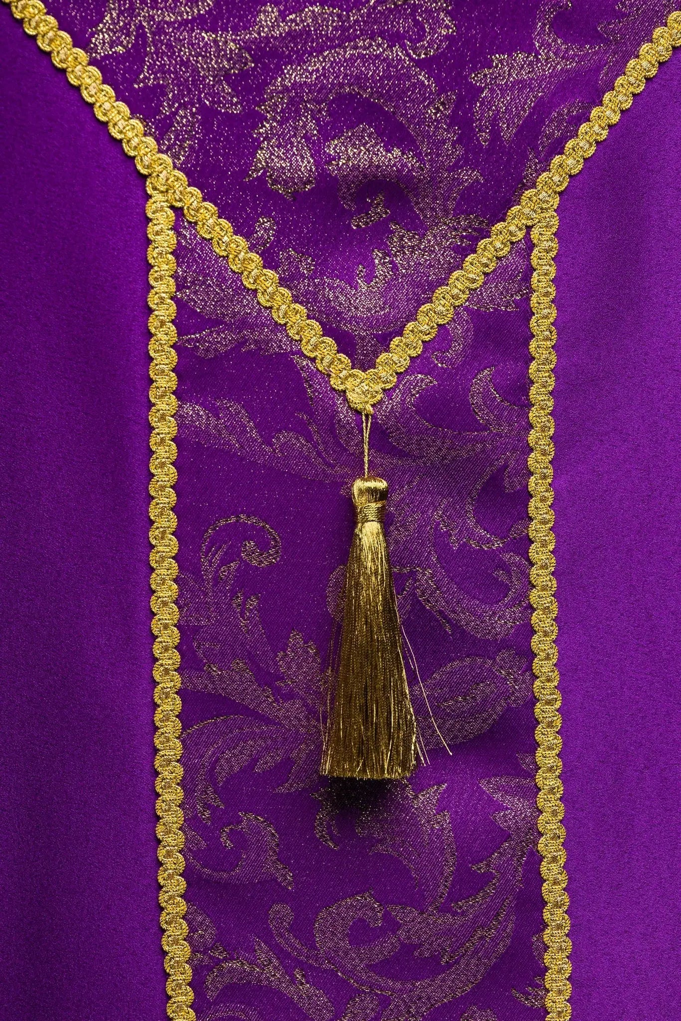 Fioletowa kapa liturgiczna ze złotym ornamentem żakardowym