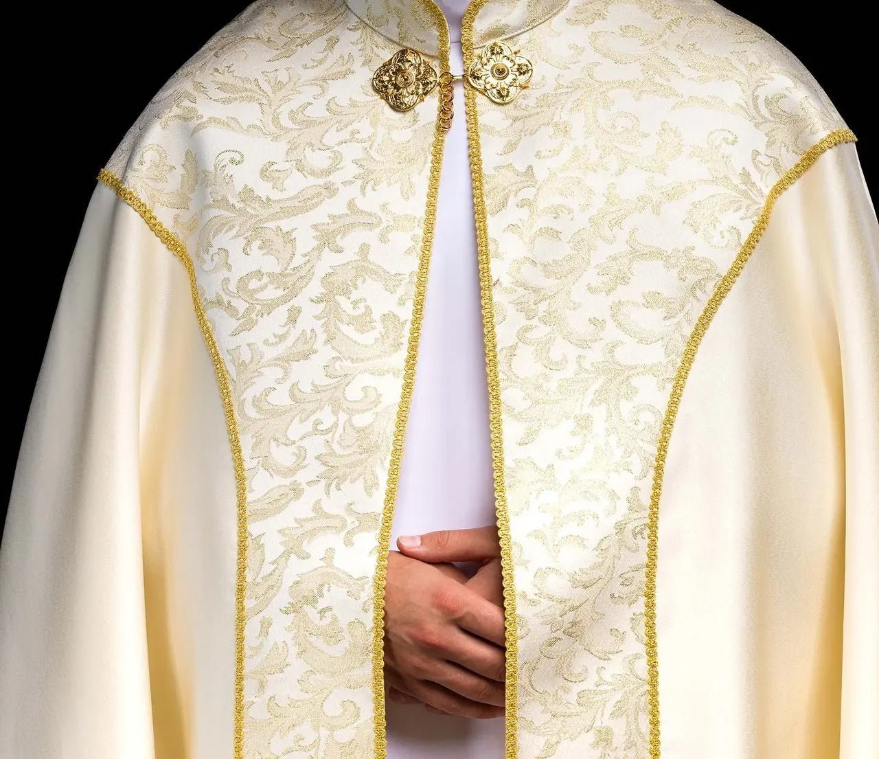 Ecru kapa liturgiczna z złotym ornamentem żakardowym