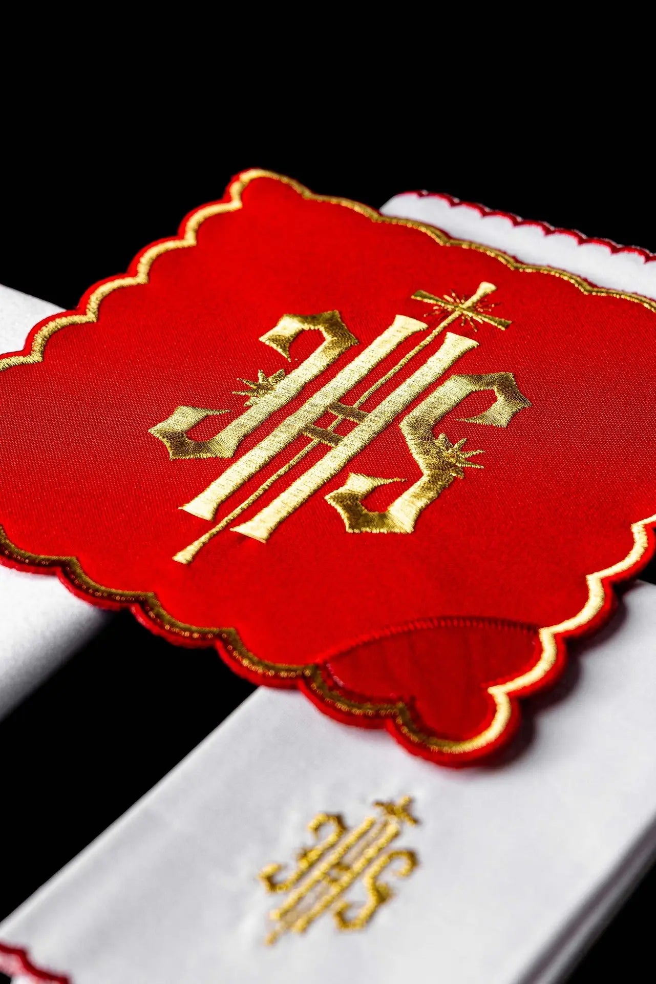 Haftowany komplet kielichowy czerwony IHS