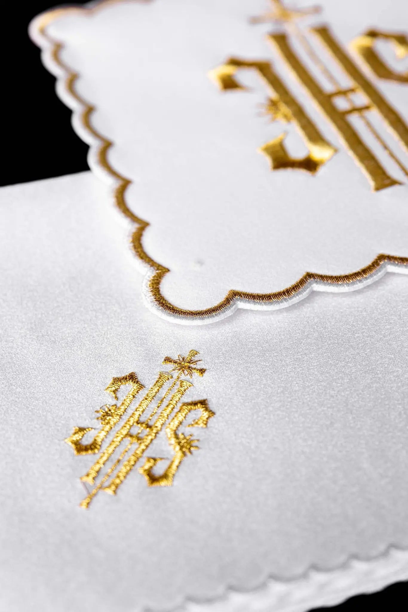 Embroidered Chalice Linen Set: Gold IHS Motif