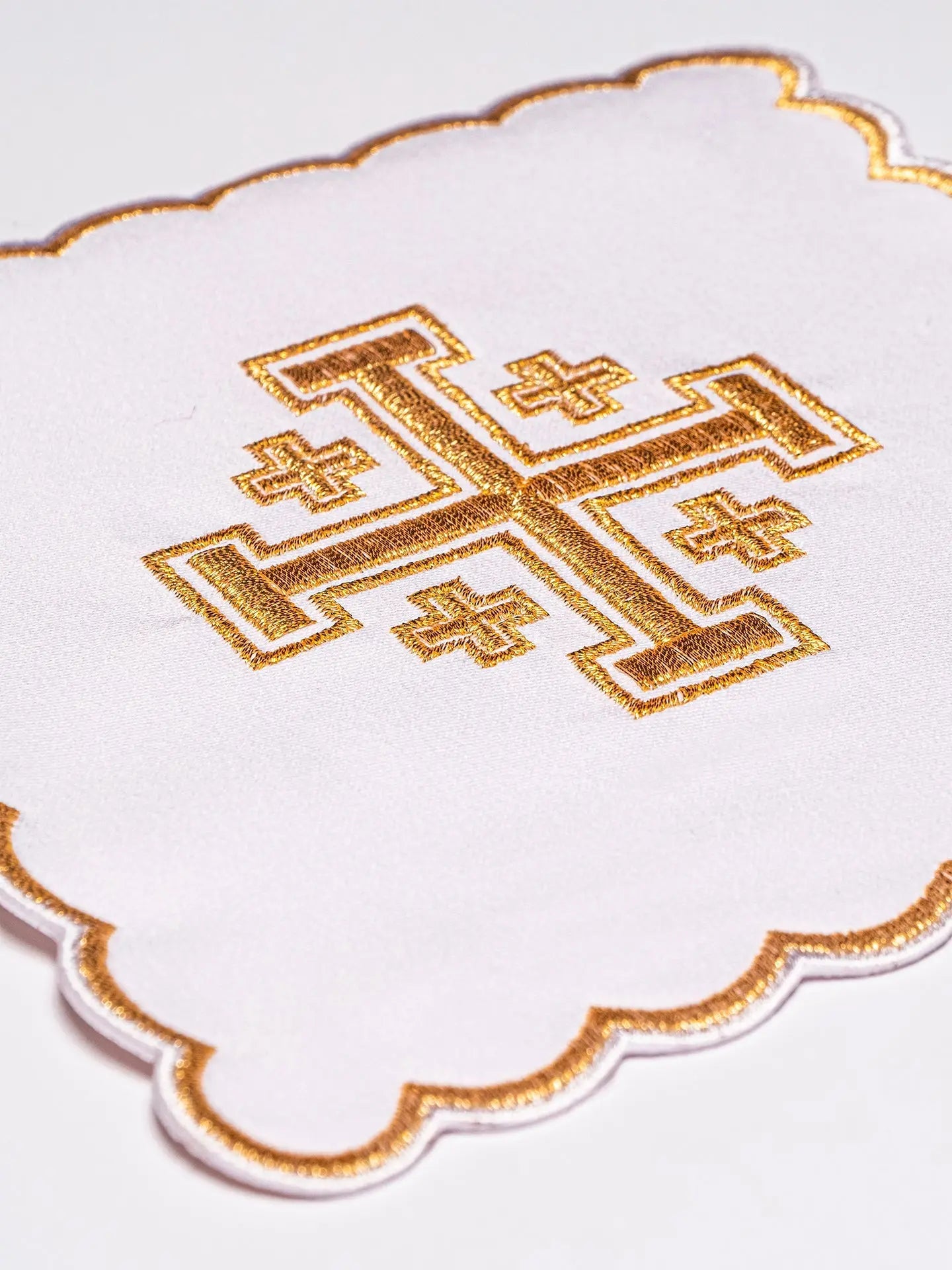 Zestaw welonów kielichowych z haftowanym krzyżem jerozolimskim w czterech kolorach liturgicznych