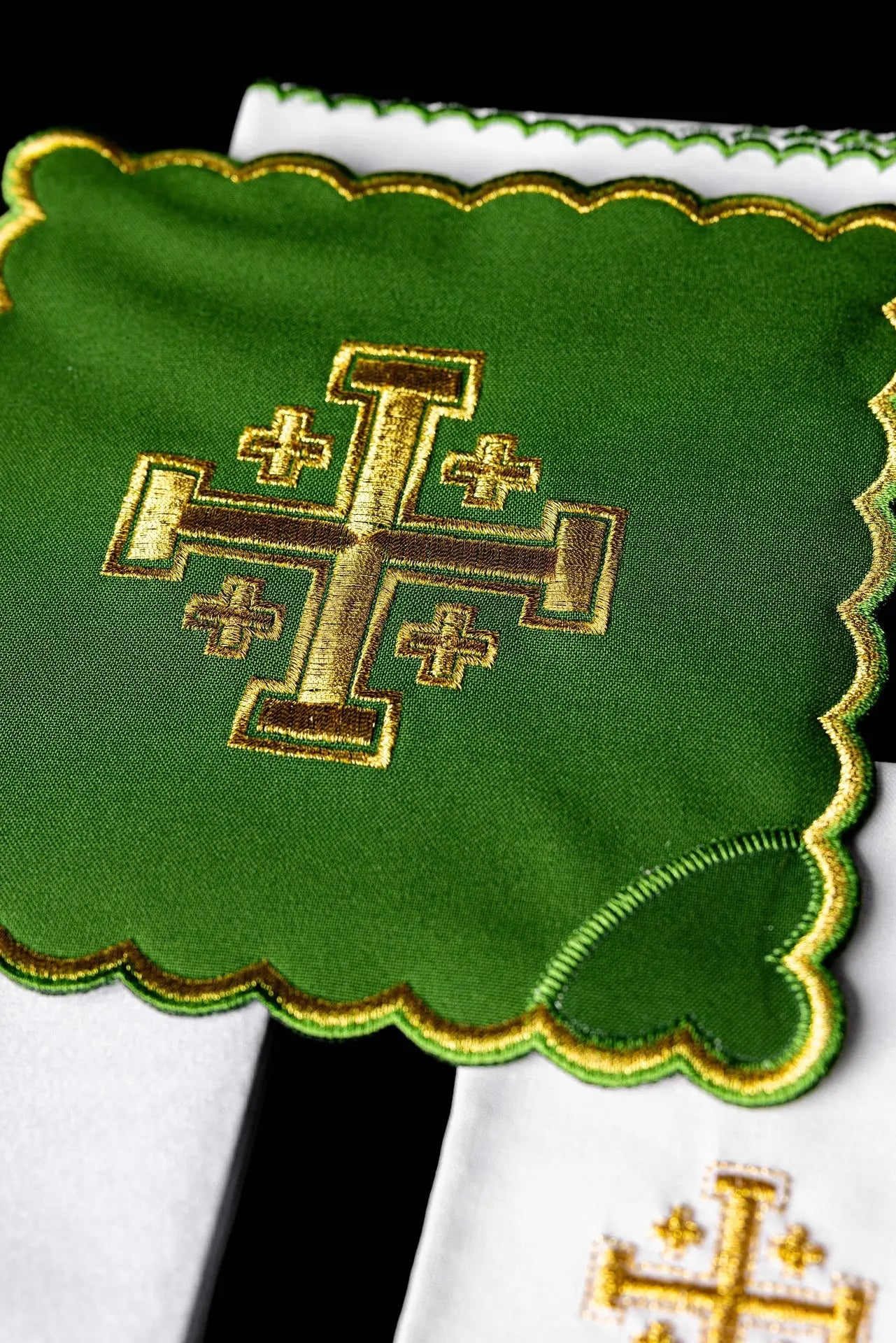 Kielich lniany haftowany Krzyżem Jerozolimskim