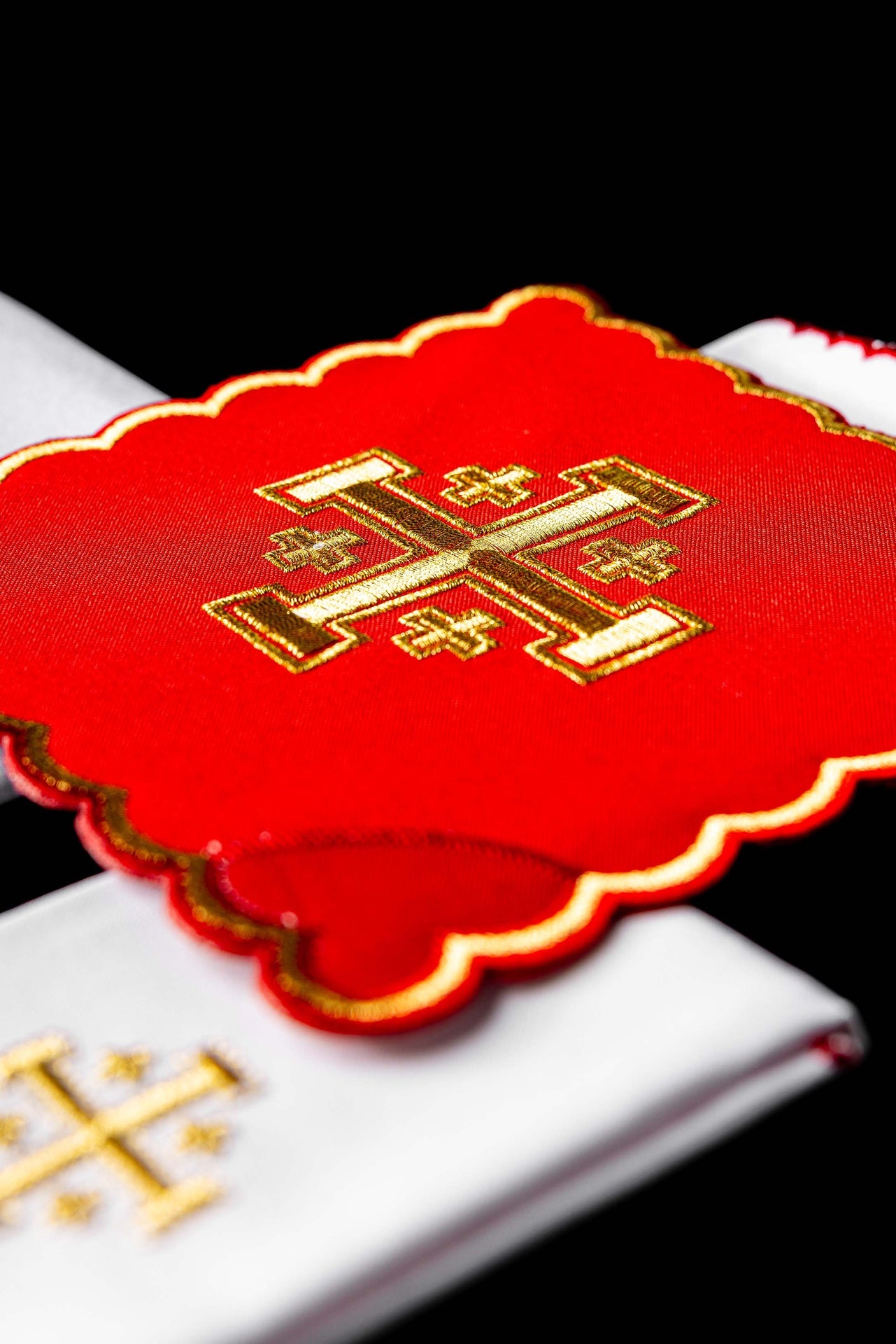 Zestaw kielichów haftowany czerwony krzyż jerozolimski