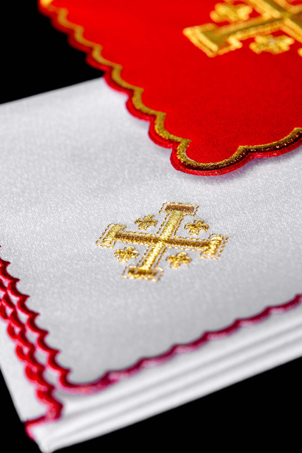 Zestaw kielichów haftowany czerwony krzyż jerozolimski