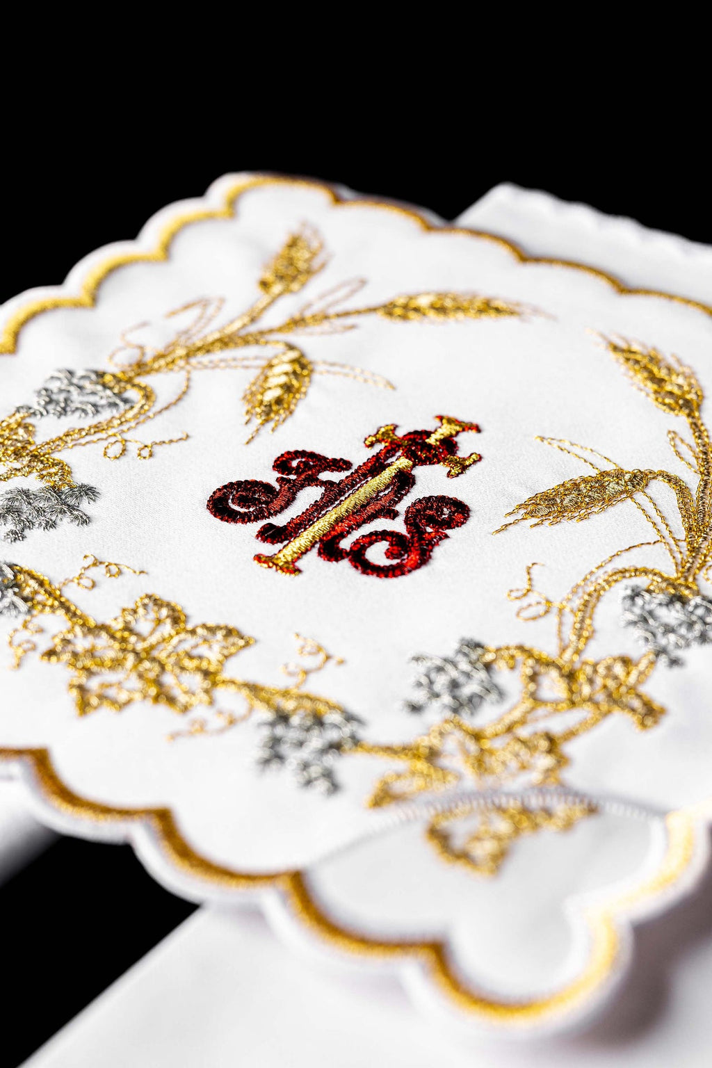 Bogato zdobiona bielizna kielichowa z haftem IHS i kłosami - ORNATY.PL